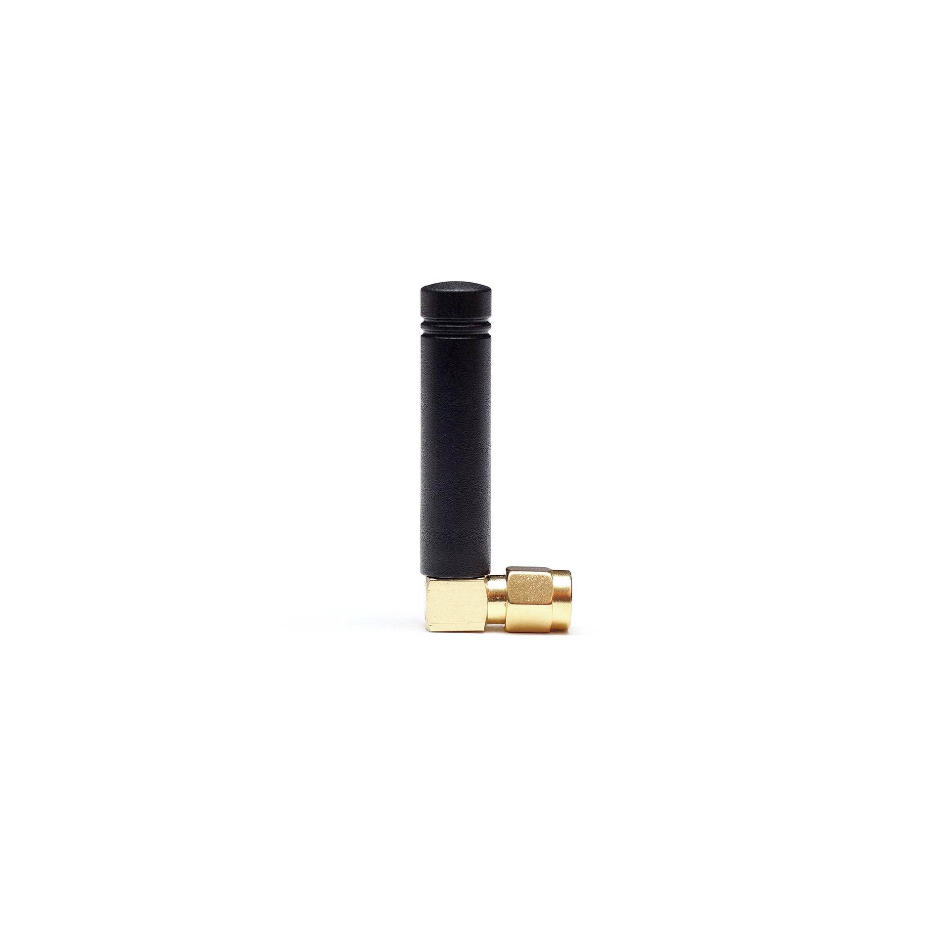 Schwarze zylindrische Antenne mit einem goldfarbenem Winkelstecker auf weißem Hintergrund.