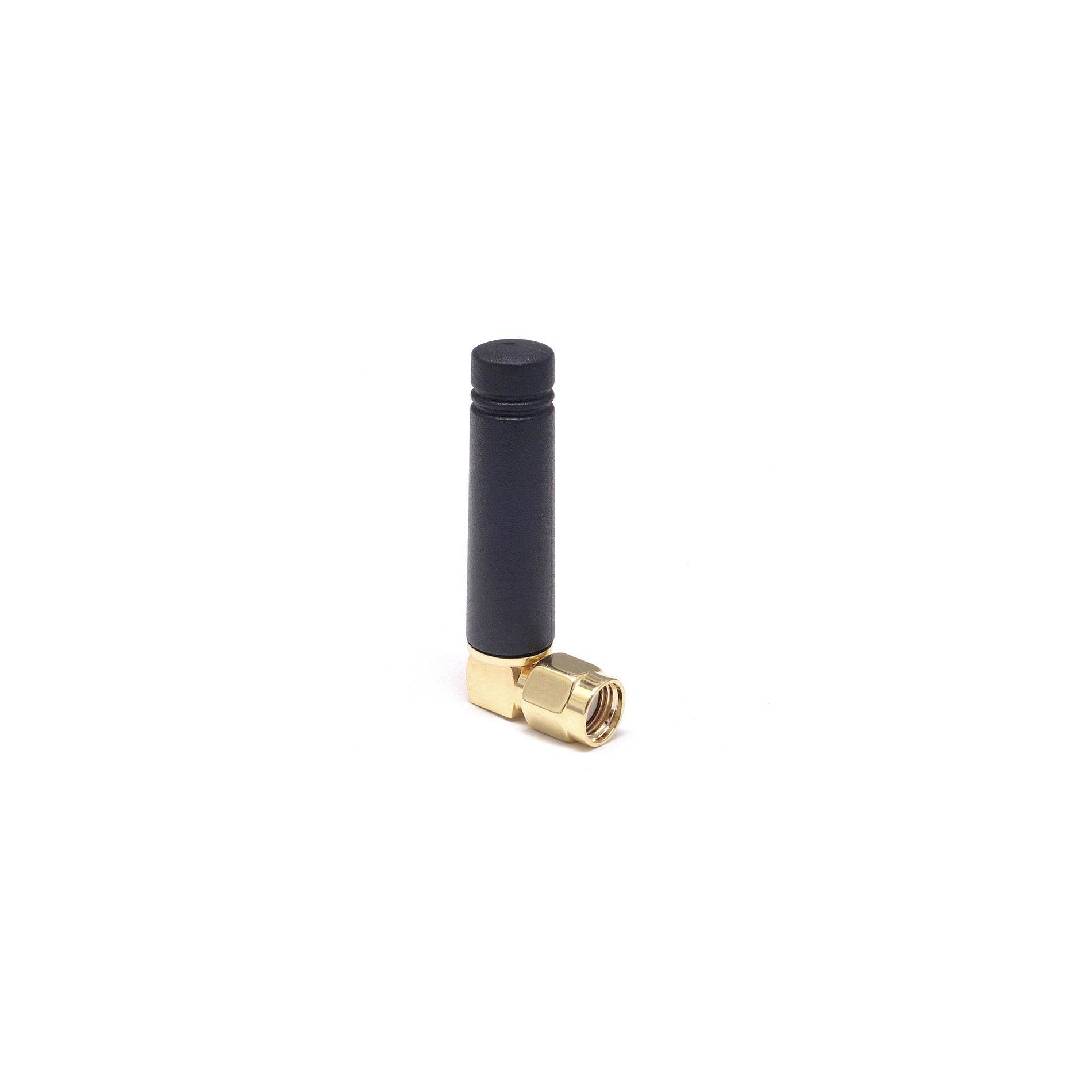 Kleine schwarze Antenne mit einem goldenen Winkelstecker auf weißem Hintergrund.