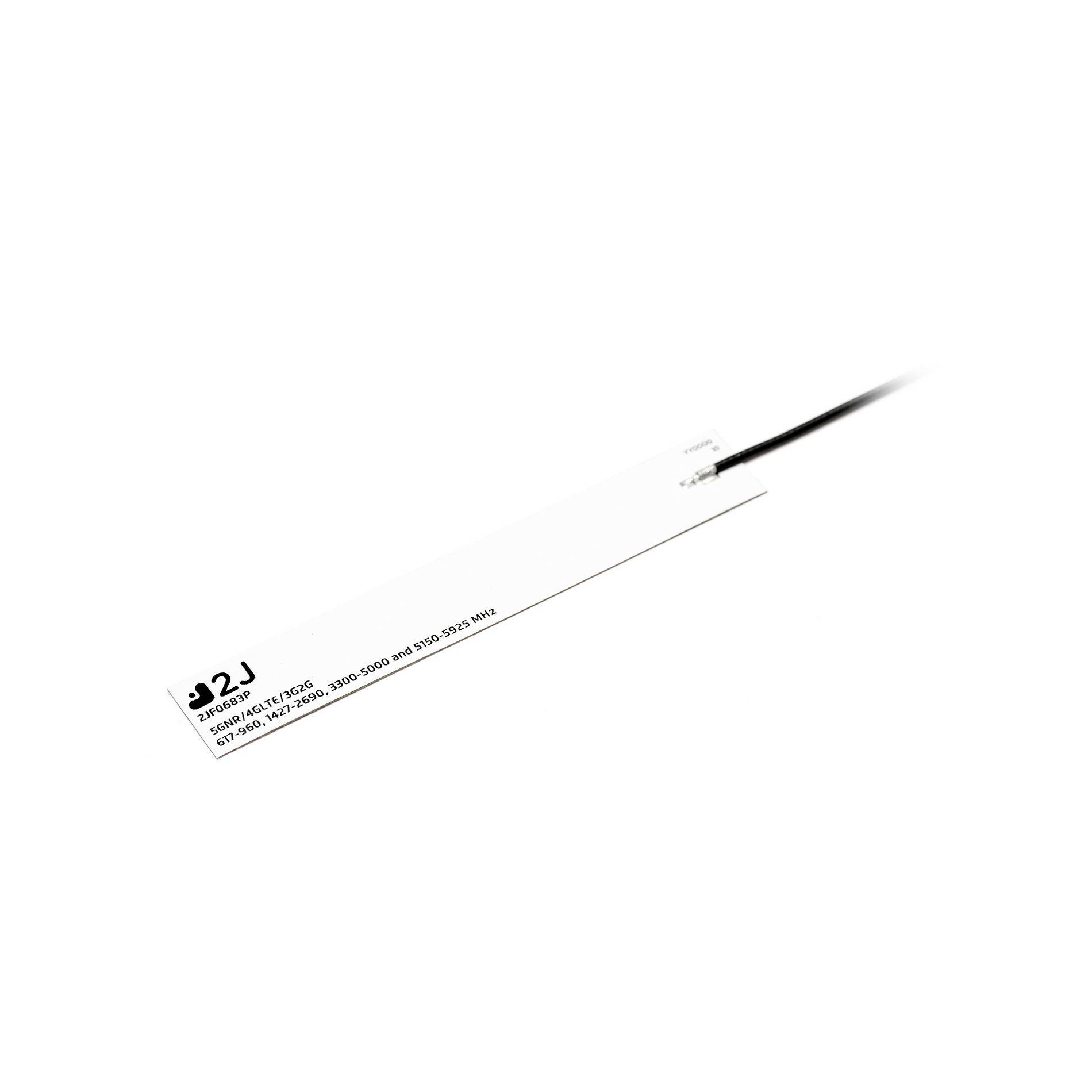 Ein diagonales schwarz-weißes Kabel oder Draht mit einem kleinen angebrachten Etikett, dargestellt vor einem einfachen weißen Hintergrund.