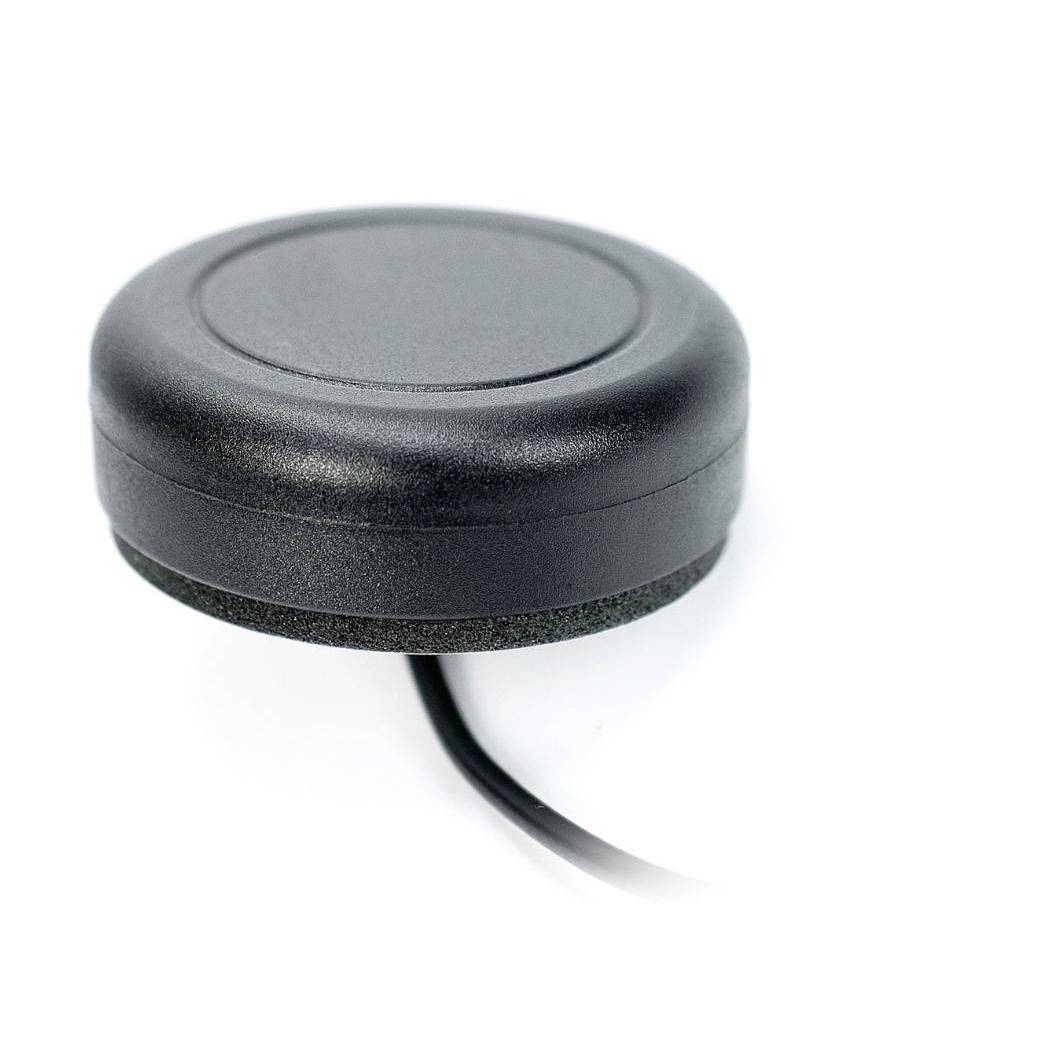 Schwarze runde GPS-Antennenscheibe mit angebrachtem Kabel auf weißem Hintergrund