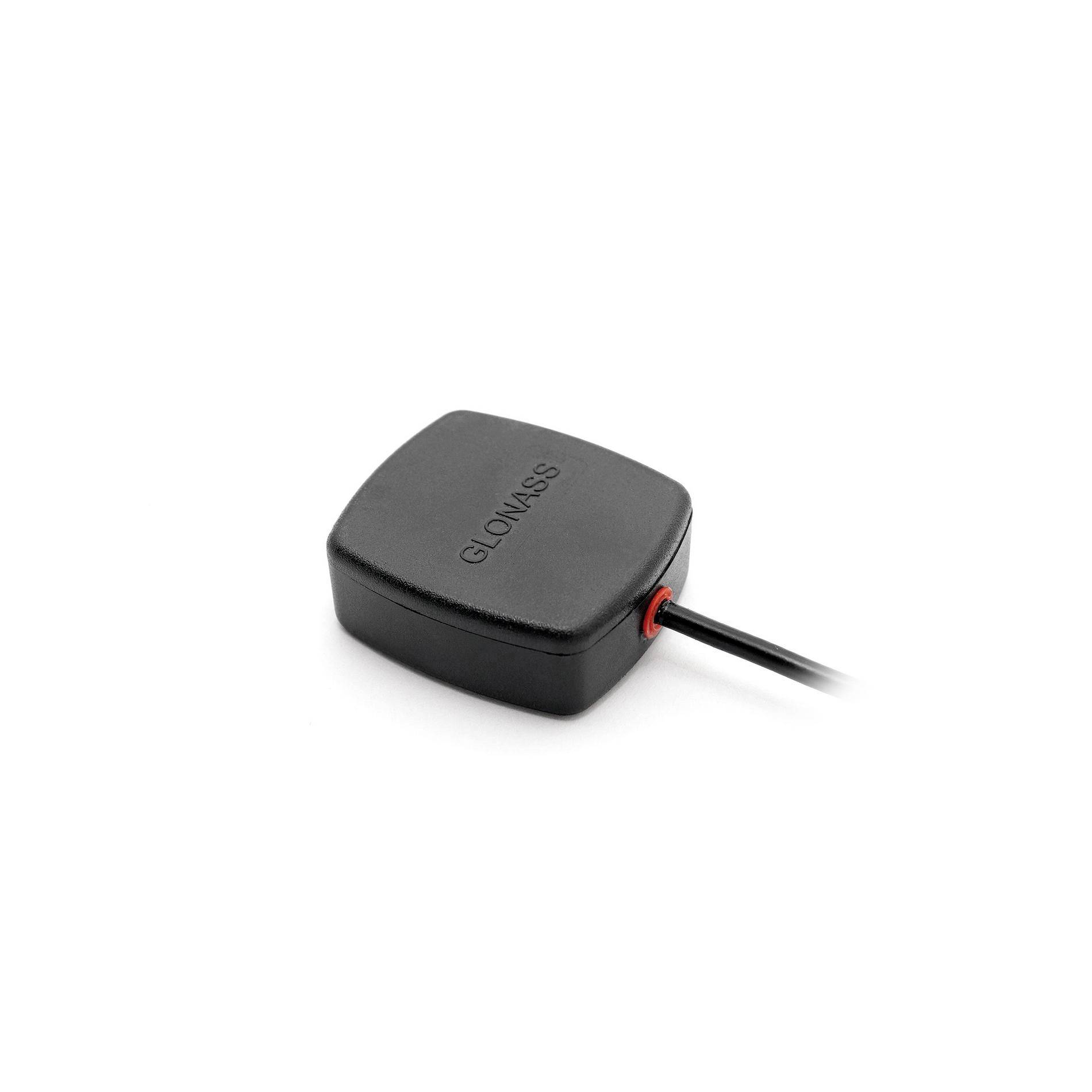 Schwarze quadratische GNSS/GPS-Antennenscheibe mit angebrachtem Kabel, gezeigt auf weißem Hintergrund.