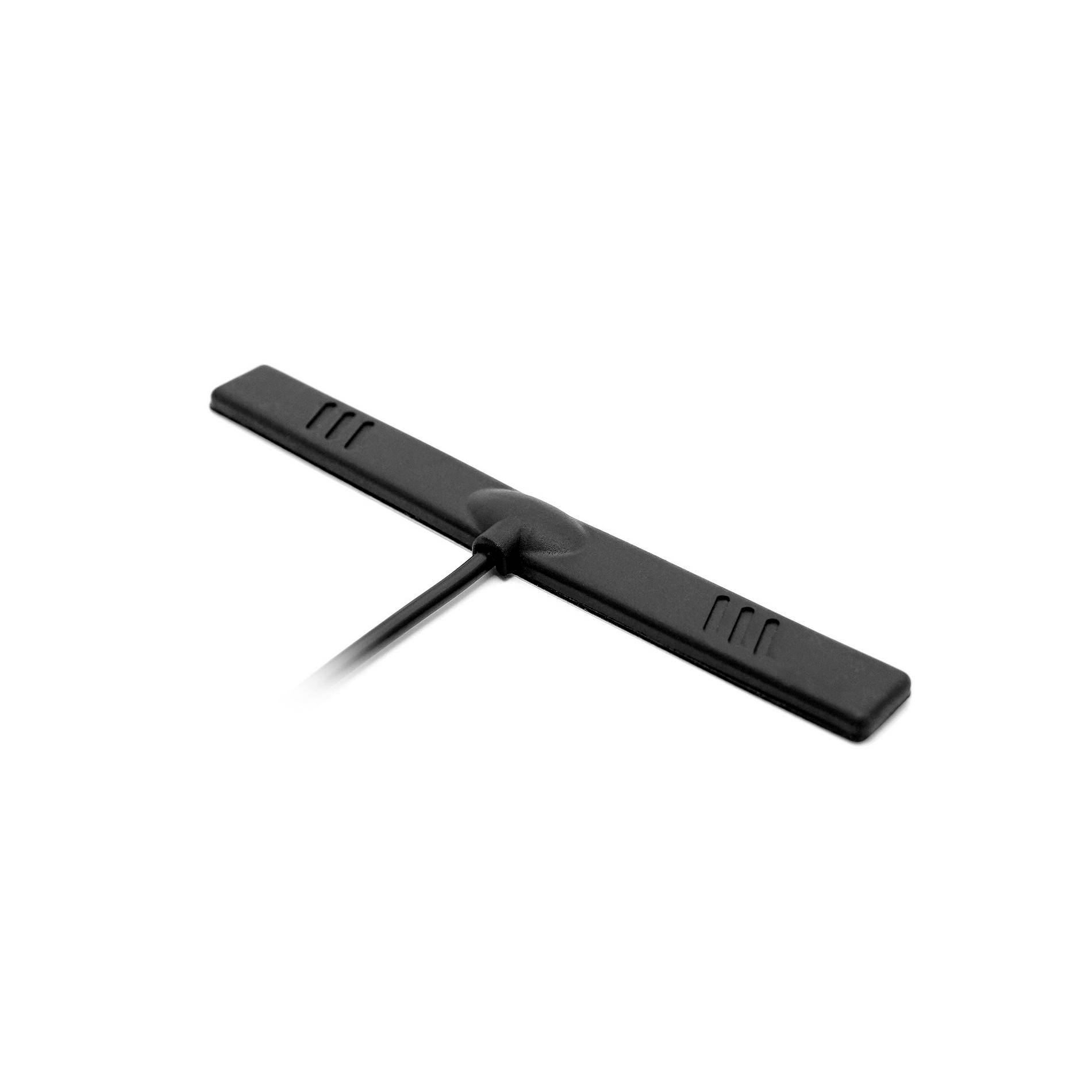 Schwarze rechteckige kabellose Antenne mit einem Kabel, das von der Mitte ausgeht, isoliert auf weißem Hintergrund.
