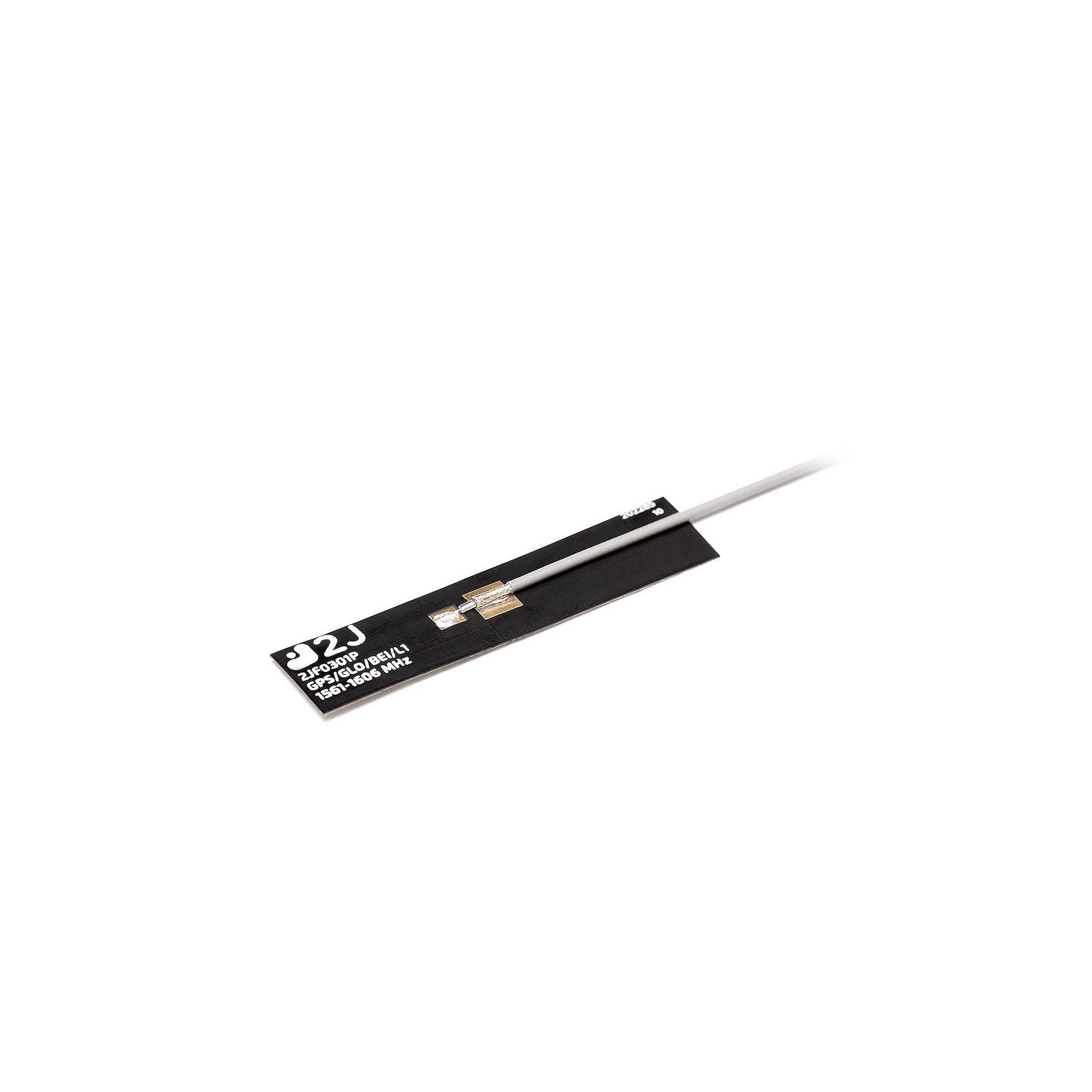 Kleines schwarzes rechteckiges elektronisches Modul mit angeschlossenem weißem Kabel, dargestellt auf weißem Hintergrund.