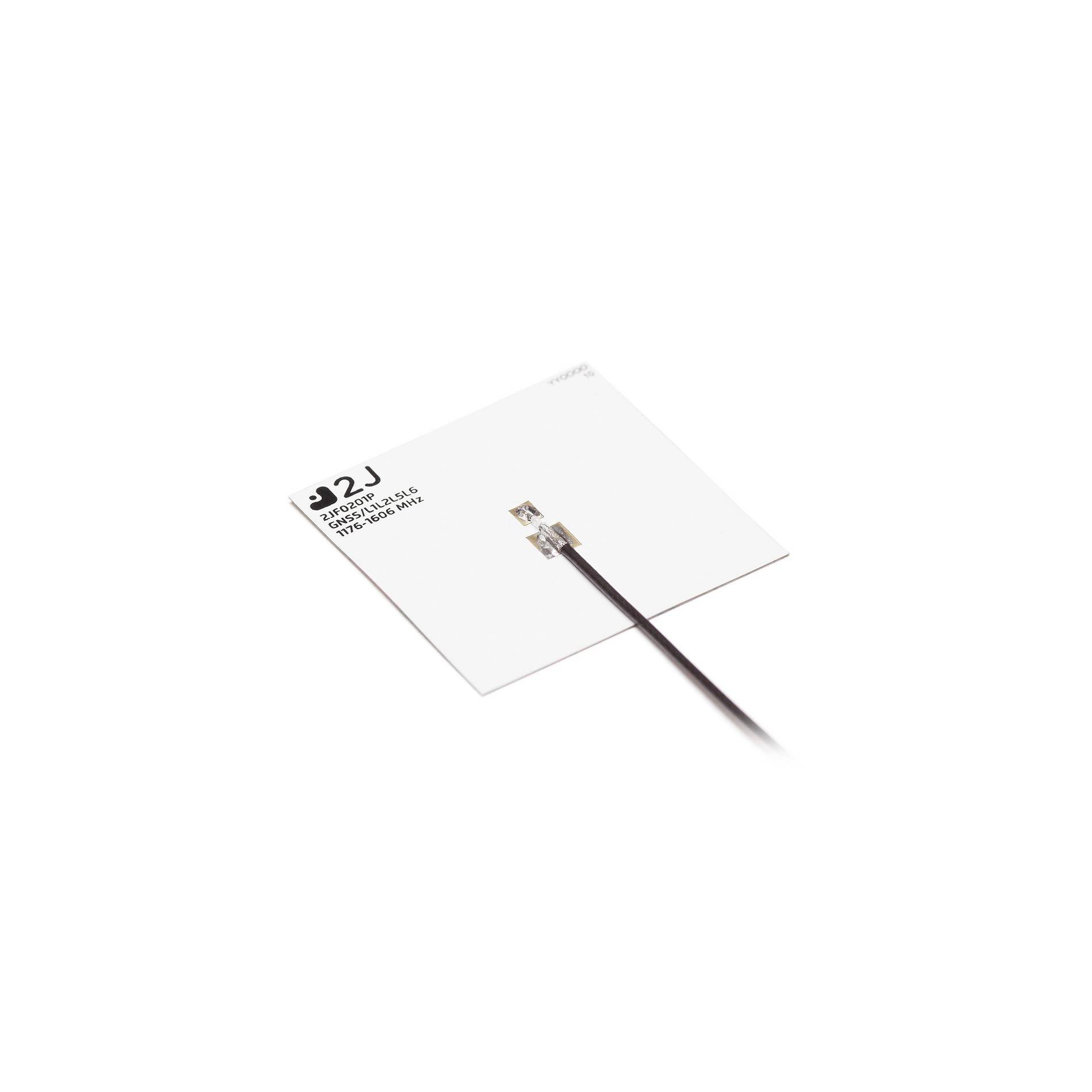 Kleines weißes quadratisches elektronisches Sensoretikett mit schwarzem Kabel, dargestellt auf einem schlichten weißen Hintergrund.