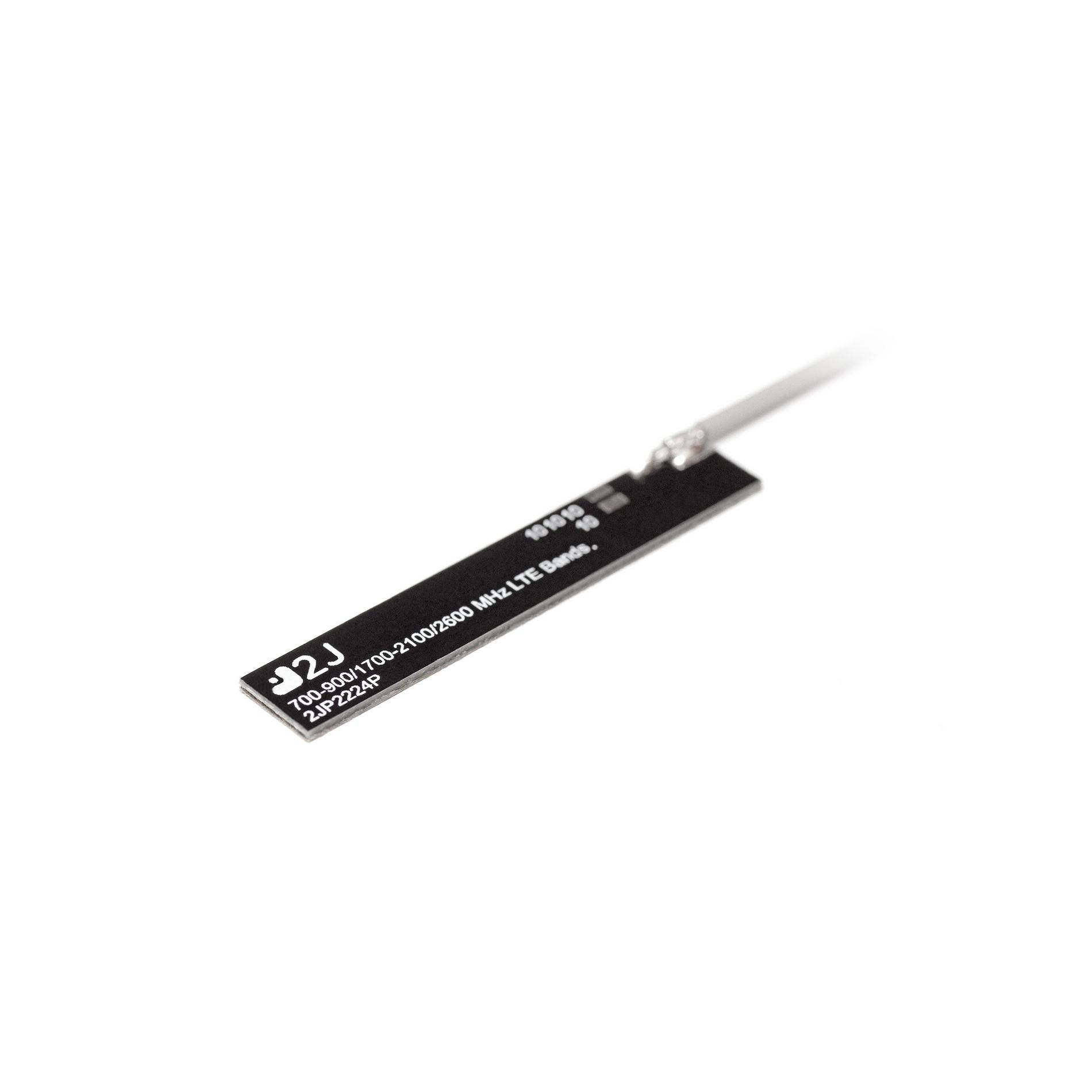 Eine schlanke schwarze kabellose Antenne mit einem weißen Kabel, das daran befestigt ist, auf einem einfachen weißen Hintergrund dargestellt.