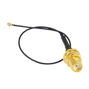 Koaxiales Antennenkabel mit vergoldetem SMA-Stecker auf einer Seite und winzigem Anschluss auf der anderen Seite, isoliert auf weißem Hintergrund.
