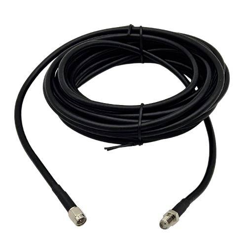 Aufgerolltes schwarzes Kabel mit Metallverbindern an beiden Enden, gezeigt auf weißem Hintergrund.