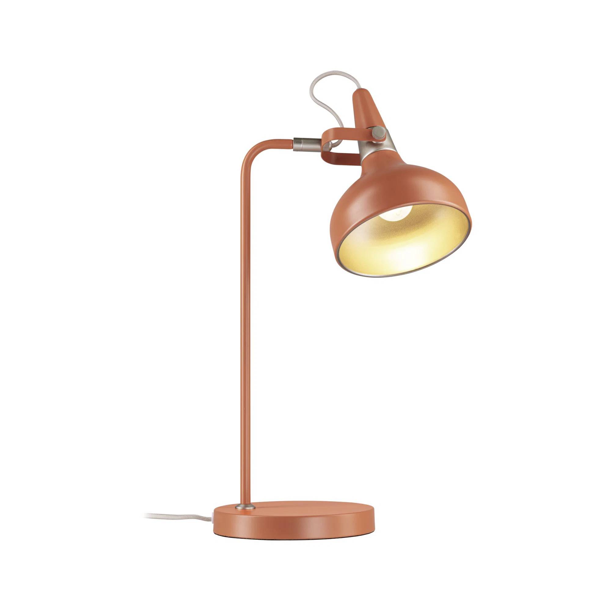 Orangefarbene Schreibtischlampe mit gebogenem verstellbarem Lampenschirm und rundem Sockel auf weißem Hintergrund.