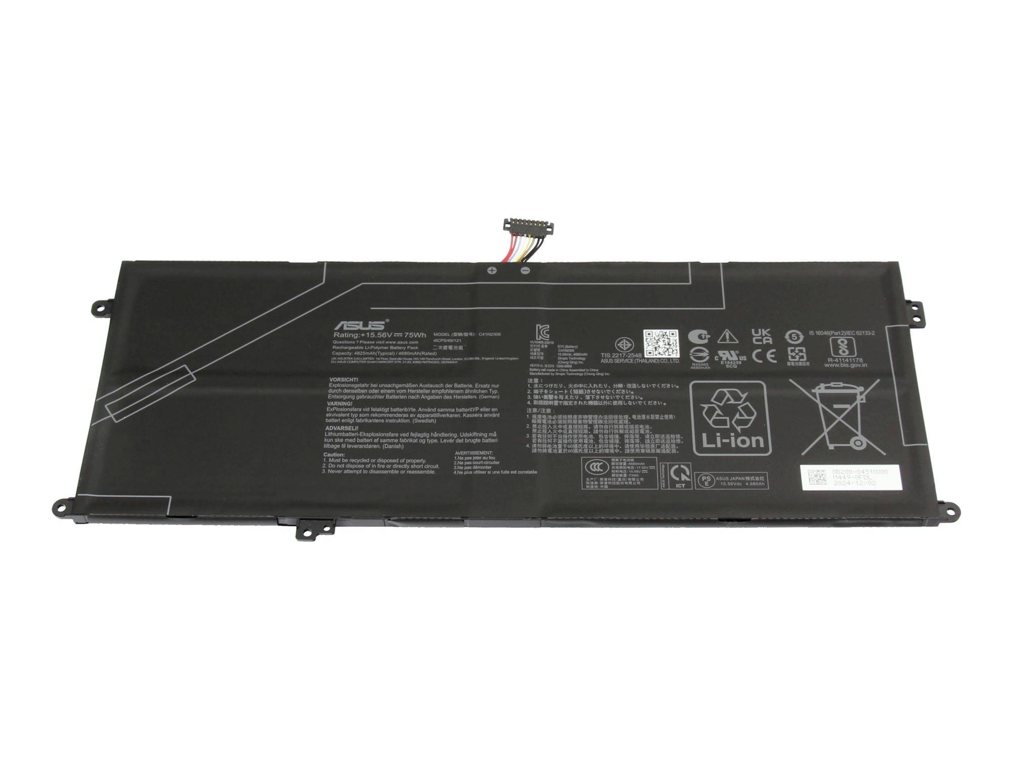 Schwarze ASUS-Laptop-Batterieschutzplatte mit Verbindungskabel und gedruckten Sicherheitskennzeichnungen, isoliert auf weißem Hintergrund dargestellt.