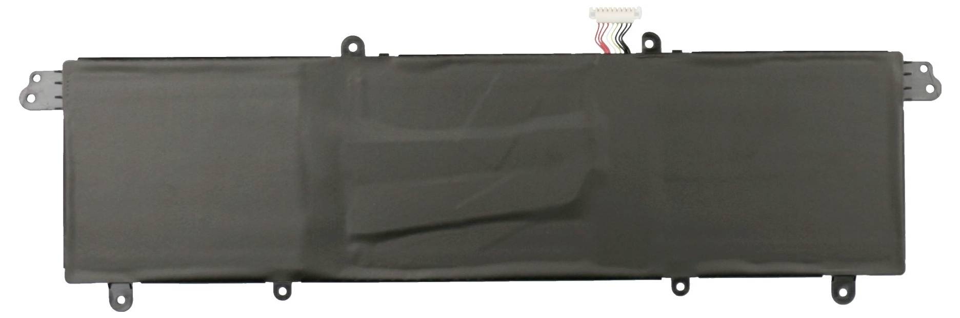 Schwarzes rechteckiges Automobilbatteriepaket oder Gehäuse mit Montagelaschen und Anschlussanschlüssen auf weißem Hintergrund