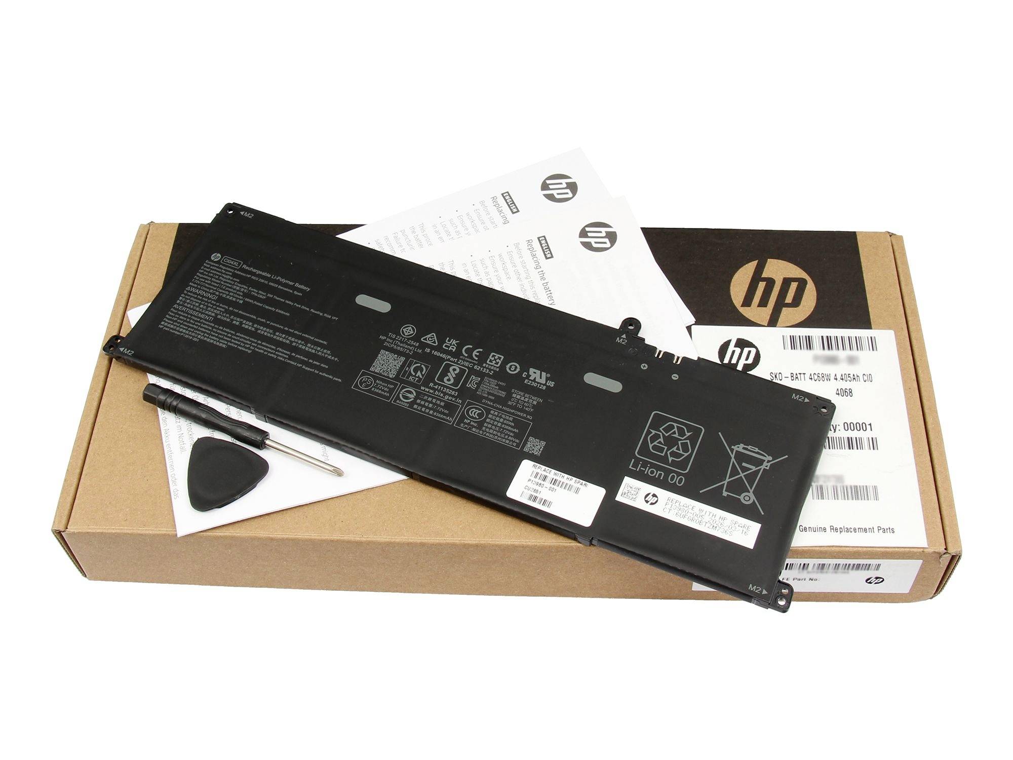 HP-Laptop-Akku liegt auf einer HP-Schachtel mit Bedienungsanleitungen und einem kleinen Schraubendreher in der Nähe, gezeigt als Ersatzteilpaket.