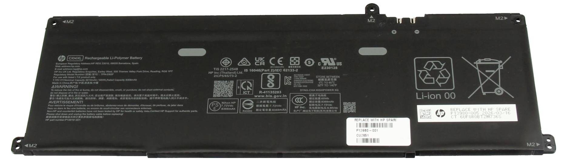Schwarzes Laptop-Akku-Pack mit behördlichen und Recycling-Kennzeichnungen auf schwarzem Hintergrund.