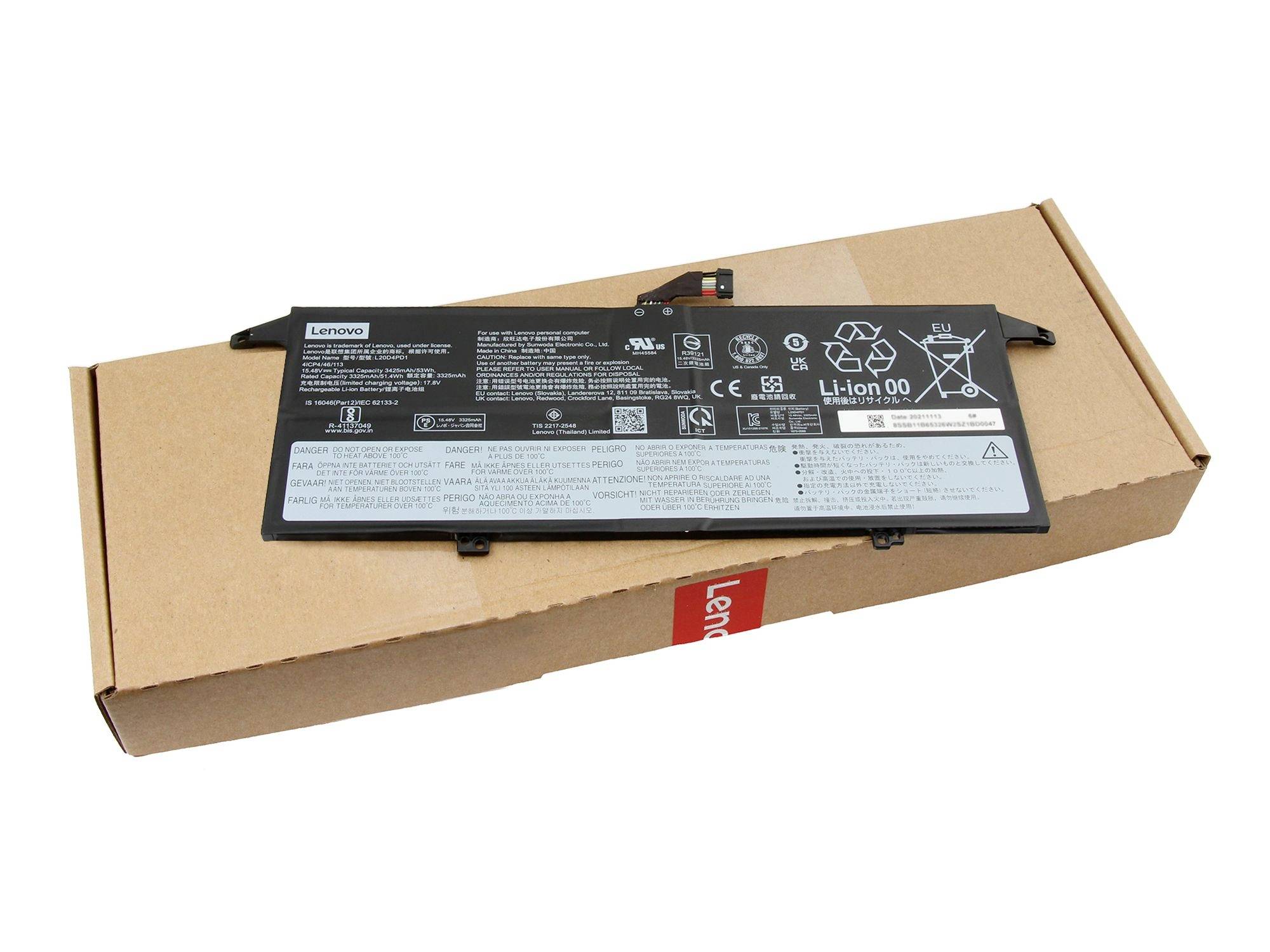 Lenovo-Laptop-Akku liegt auf seiner Kartonverpackung vor weißem Hintergrund.