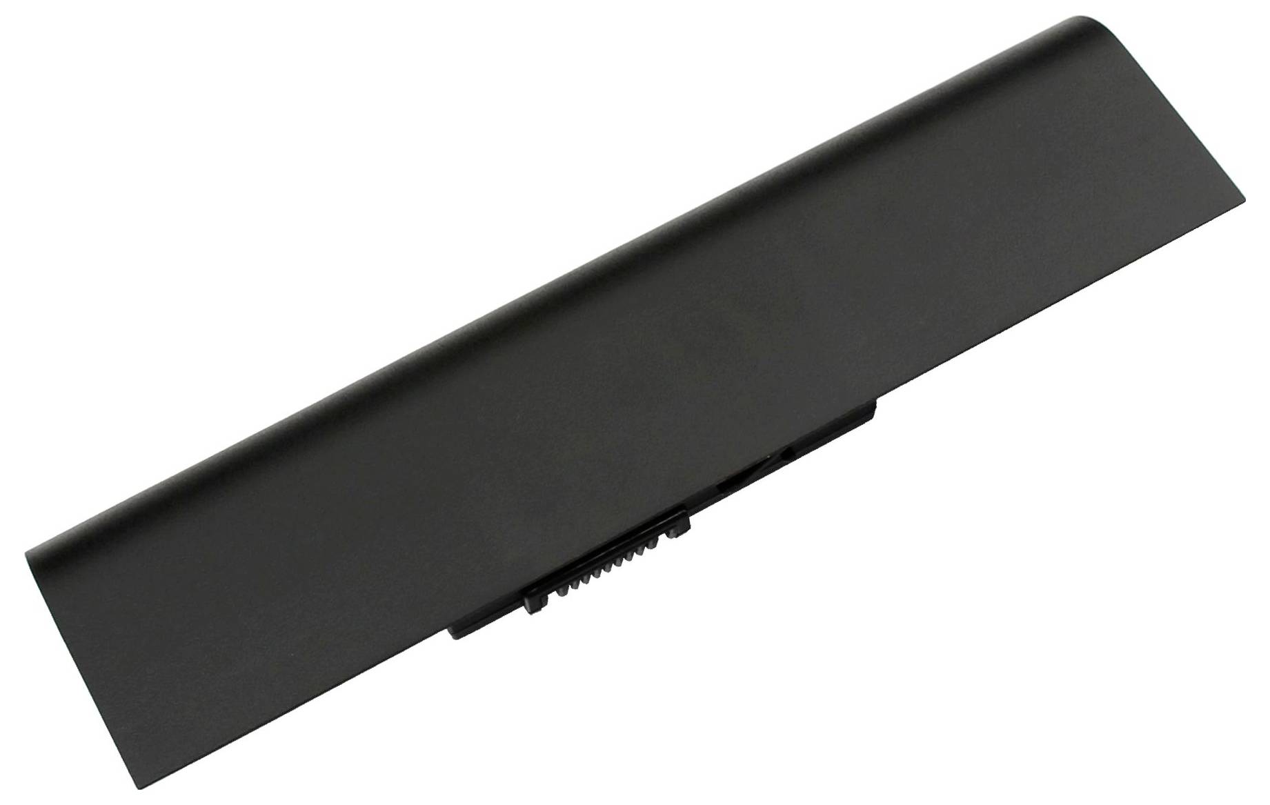 Schwarzes rechteckiges Laptop-Akkupack, diagonal auf weißem Hintergrund gezeigt.