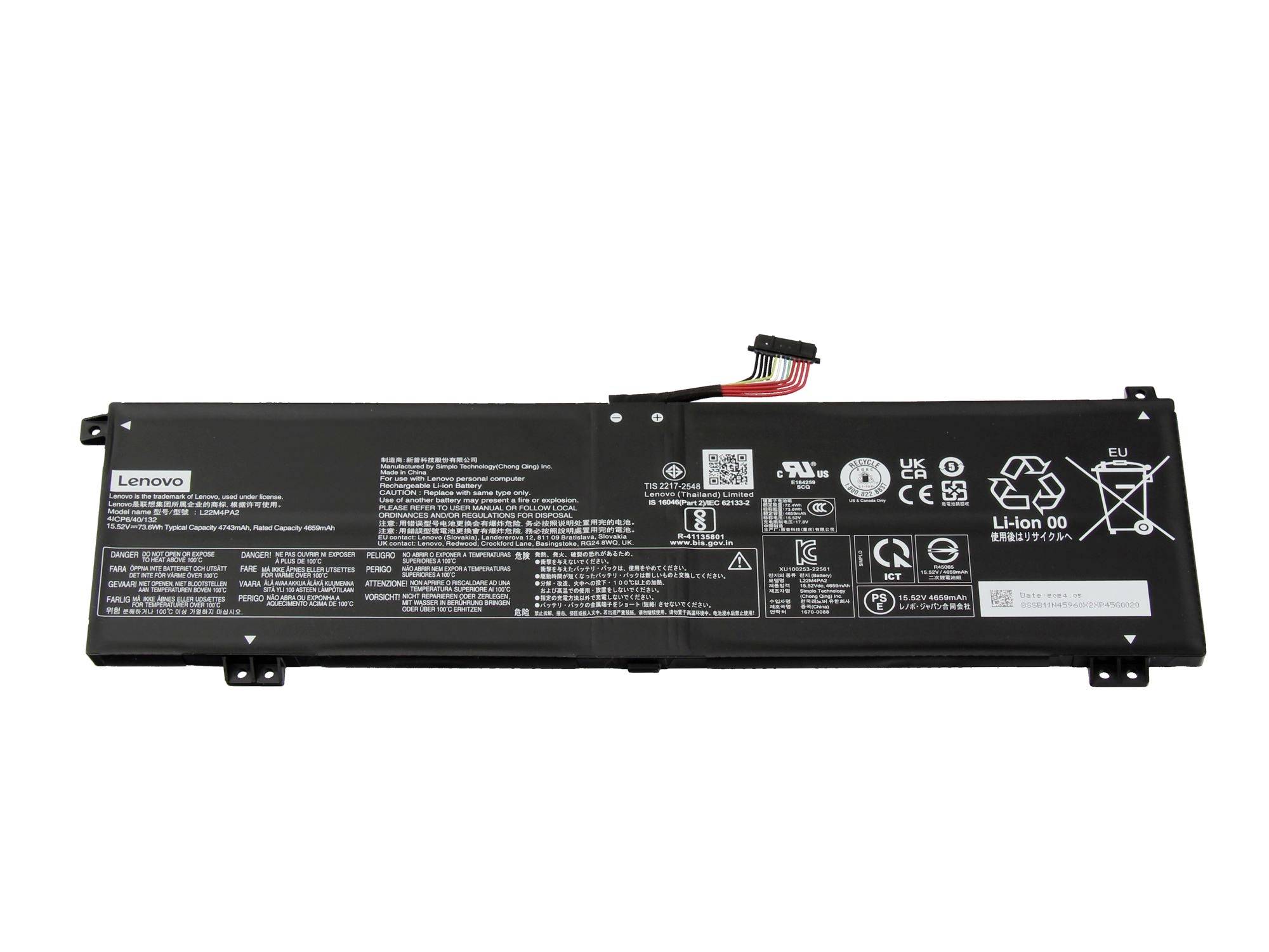Schwarzer Lenovo-Laptop-Akku mit Verbindungskabeln und aufgedruckten behördlichen Etiketten auf weißem Hintergrund.