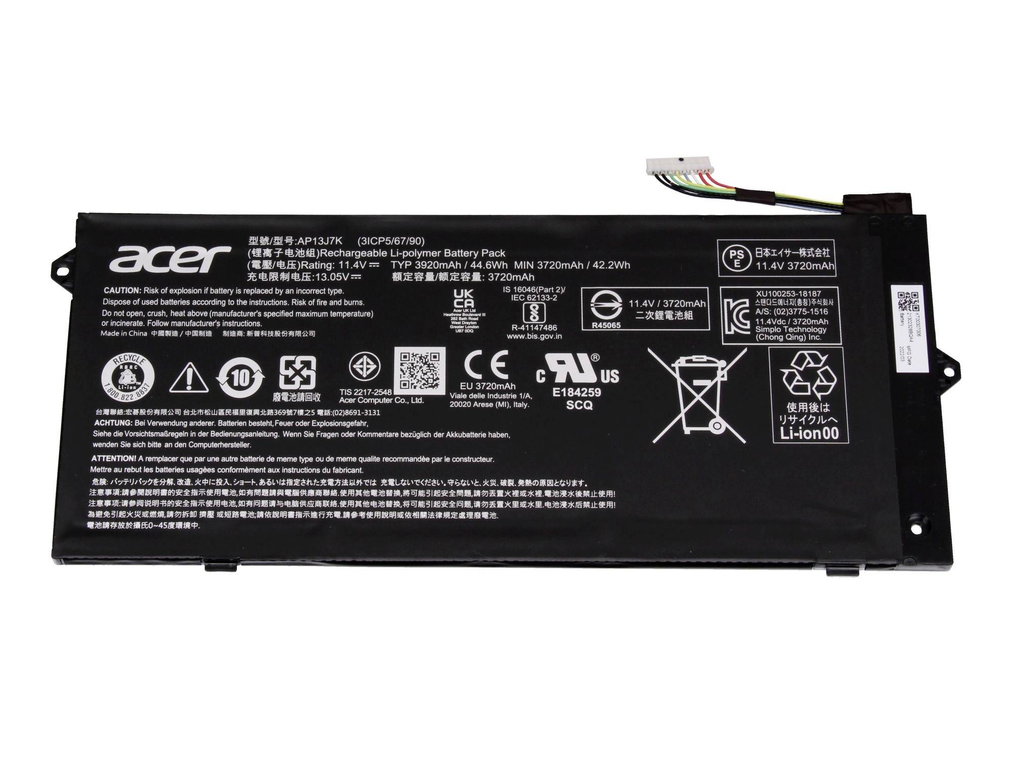 Acer Laptop-Akku mit angeschlossenem Verbindungskabel, dargestellt mit Produktetiketten und Sicherheitssymbolen auf weißem Hintergrund.
