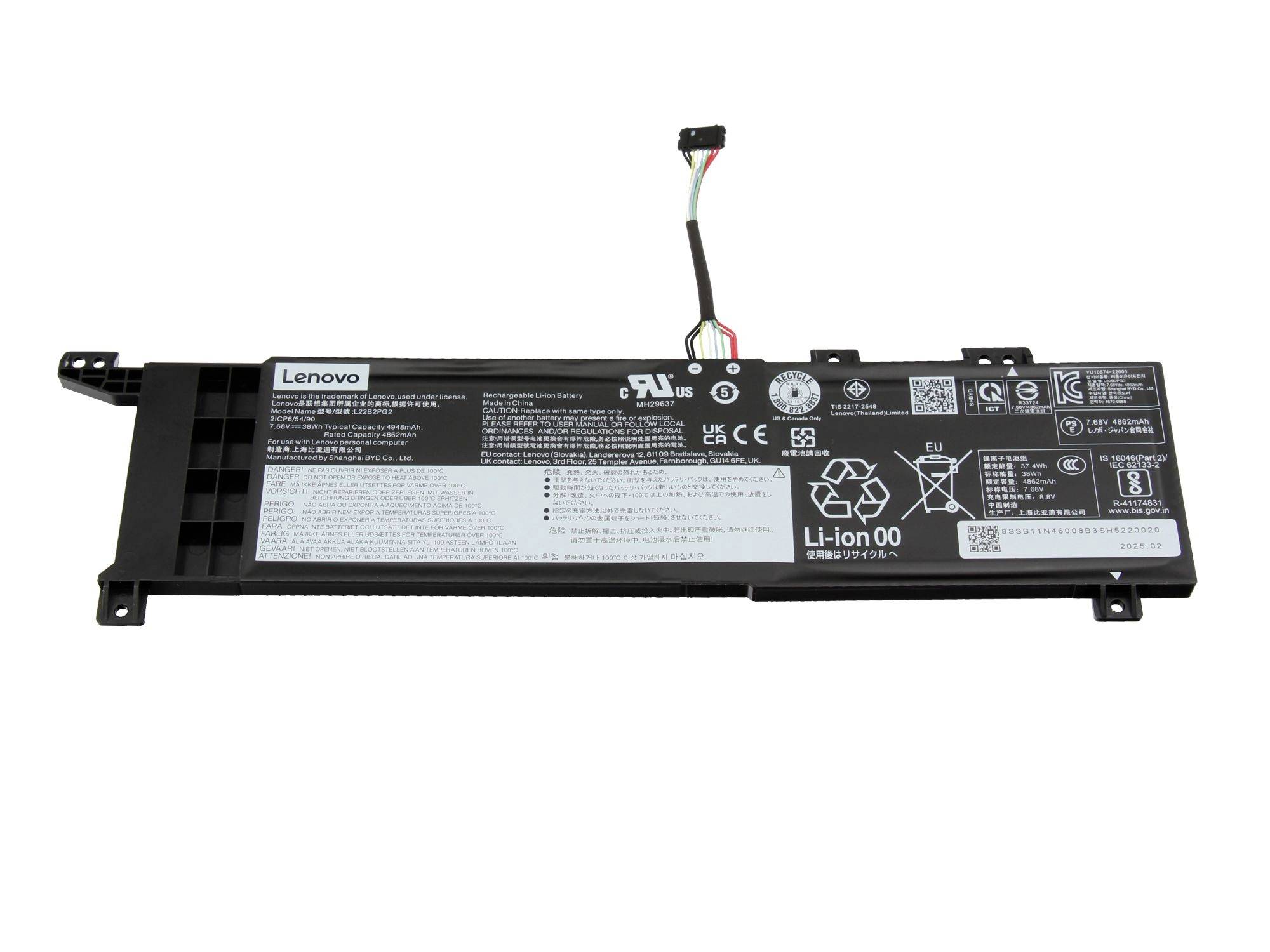 Lenovo-Laptop-Akku mit angeschlossenem Stromstecker und gedruckten Sicherheitsetiketten auf weißem Hintergrund
