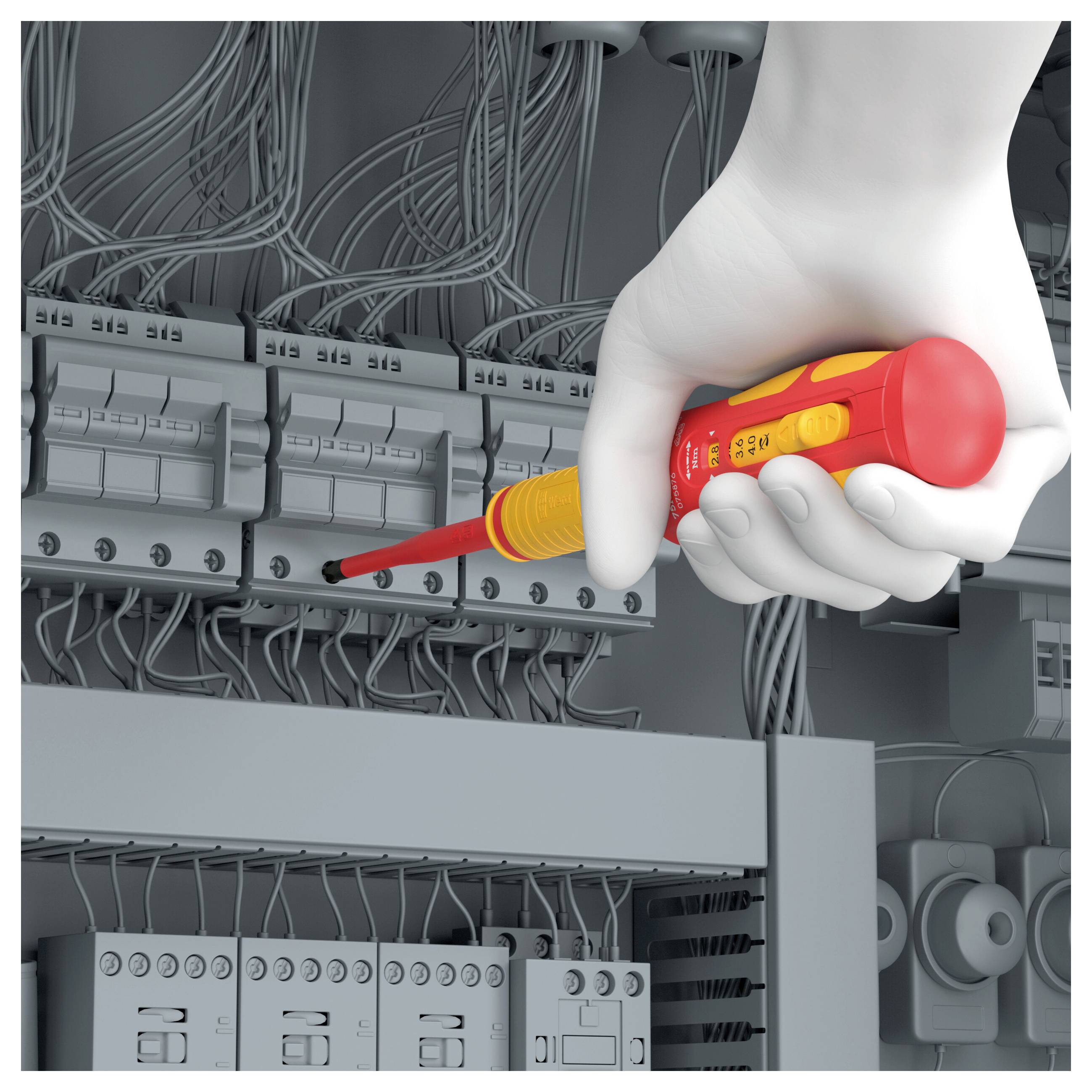 Behandschuhte Hand benutzt einen roten isolierten Schraubenzieher, um ein Elektroschaltfeld mit Schutzschaltern und Verdrahtung einzustellen.