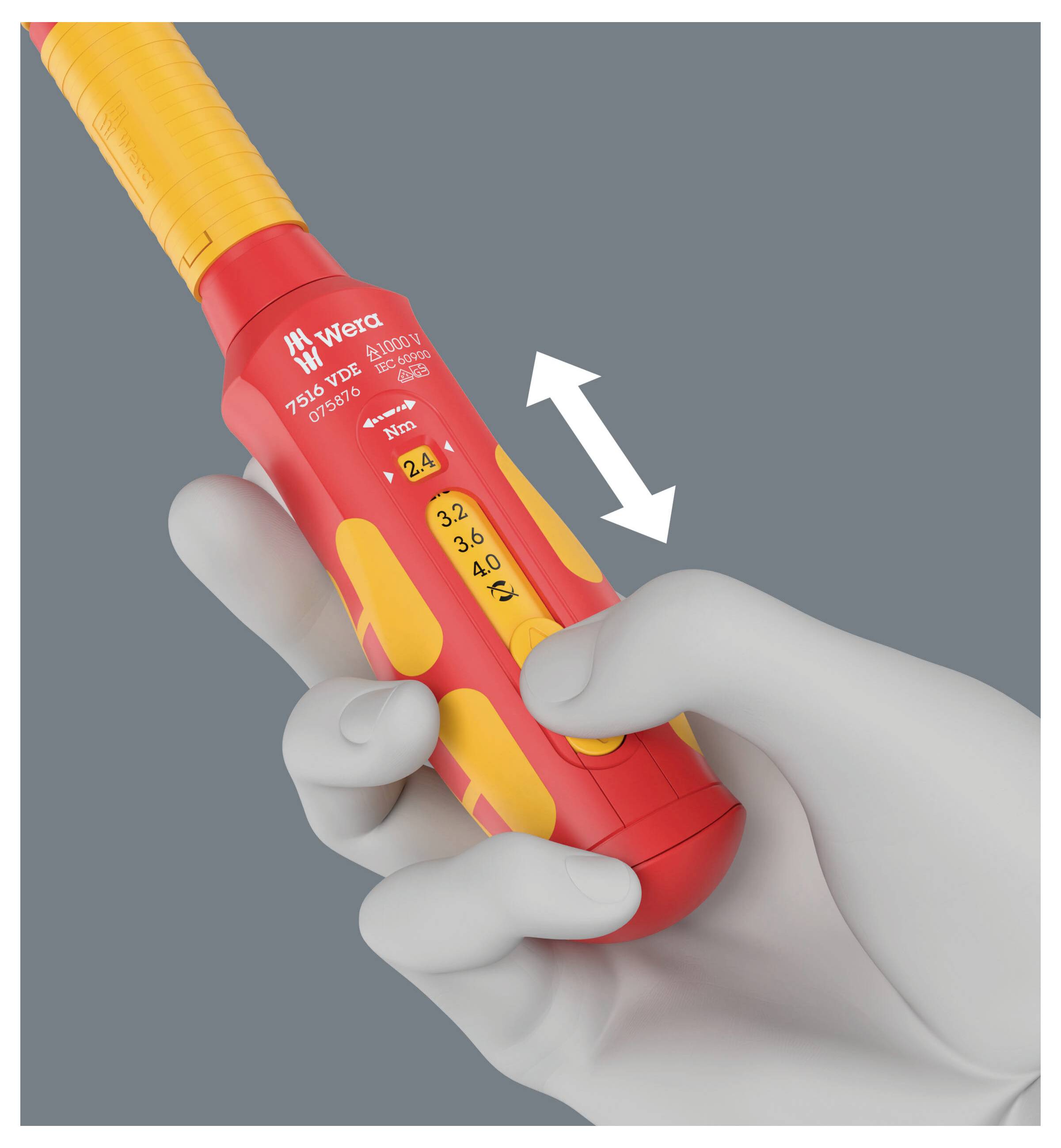 Nahaufnahme einer behandschuhten Hand, die einen Wera-Schraubendrehergriff hält, mit einem weißen doppelten Pfeil, der die einstellbare Klingenlänge anzeigt.