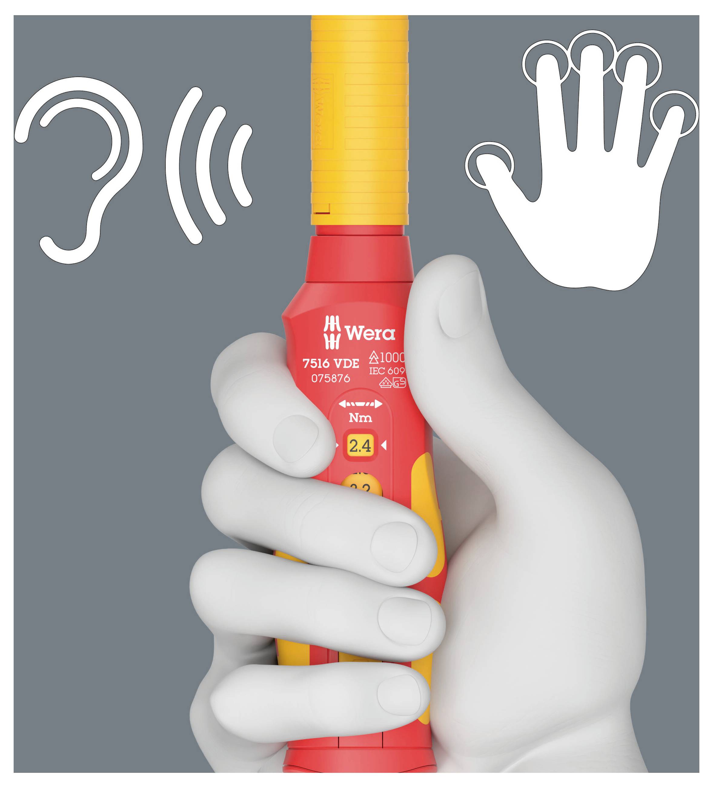 Handschuh tragender Hand, die einen isolierten Wera-Schraubendreher hält; Ohr- und Handsymbole weisen darauf hin, dass er für Elektroarbeiten sicher ist.