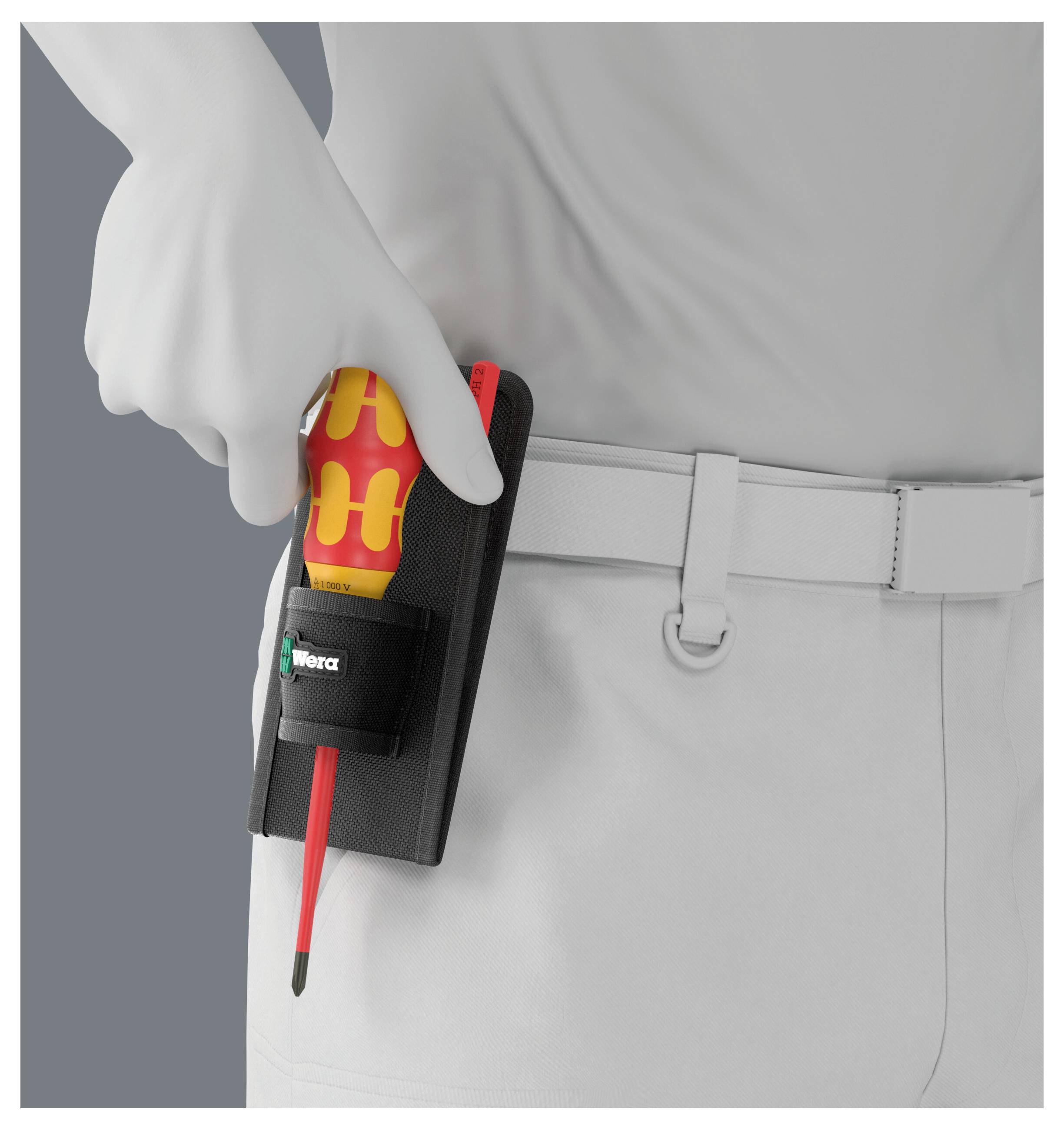 Eine handschuhbedeckte Hand hält einen Schraubendreher in einer schwarzen Gürteltasche, die an einem weißen Arbeitsgürtel befestigt ist.