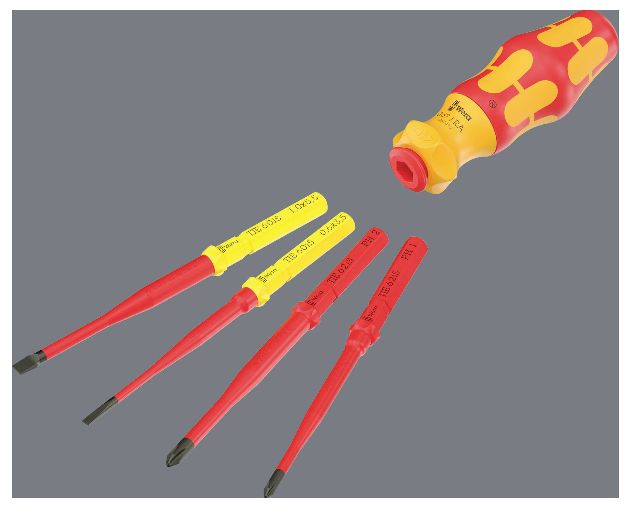 Assortierte isolierte Schraubendreher und ein gelb-roter Griff auf grauem Hintergrund.