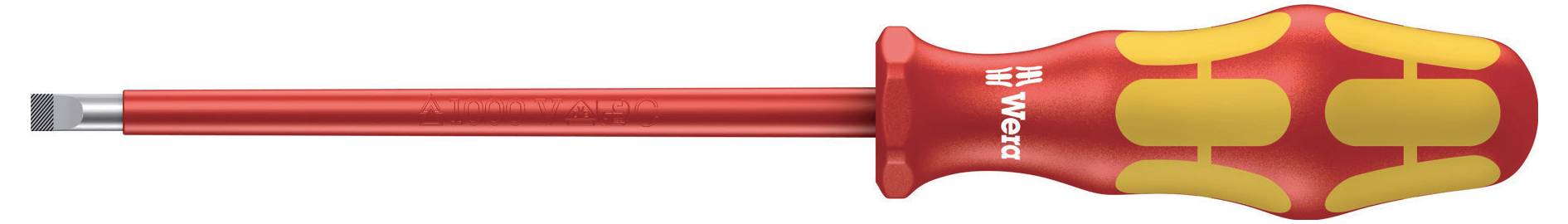 Ein rot-gelb isolierter Schlitzschraubenzieher mit langem Metallschaft, horizontal auf weißem Hintergrund dargestellt.