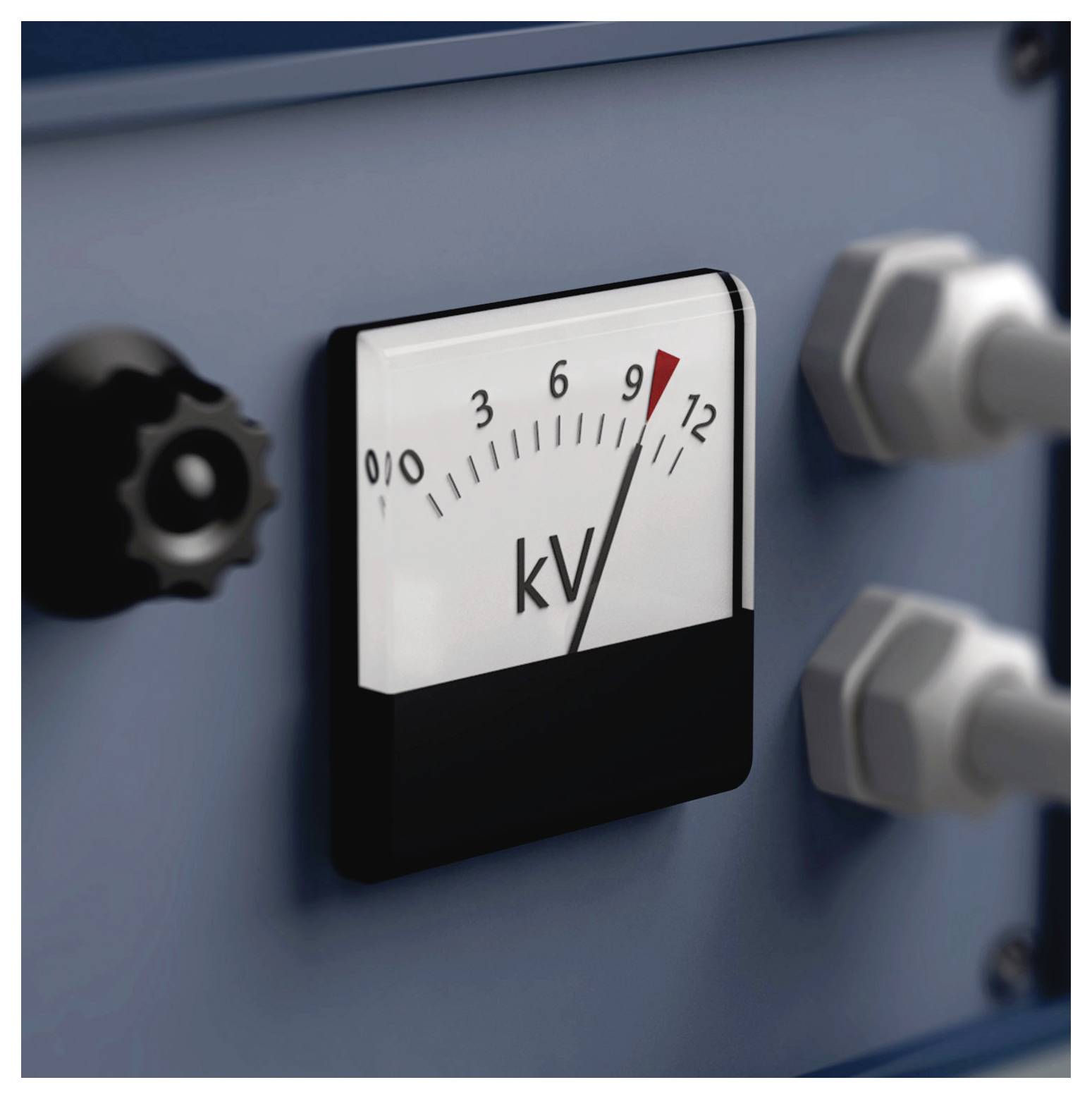 Nahaufnahme eines Panelvoltmeters mit der Bezeichnung 'kV' mit der Nadel nahe bei 11, die eine hohe Spannung an industrieller Ausrüstung anzeigt.