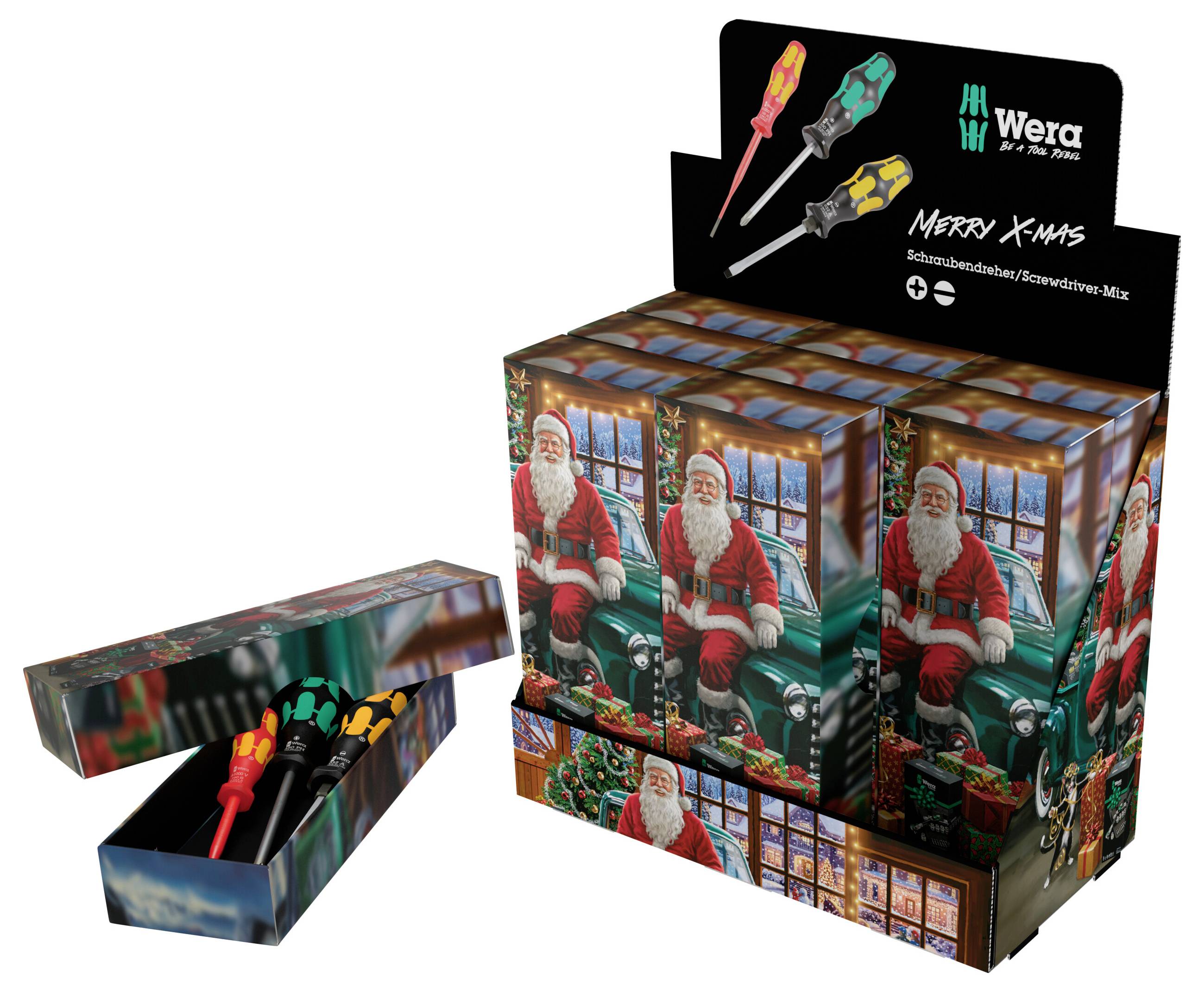 Der Weihnachtsmann sitzt auf einem vintage grünen Lastwagen, umgeben von eingepackten Geschenken und Weihnachtsdekoration, mit einer verschneiten Weihnachtsfensterszene im Hintergrund.
