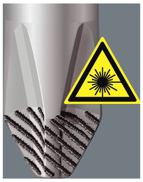Warnschild für Lasergefährdung in der Nähe einer Metallwerkzeugspitze mit dunkler Materialablagerung am Ende