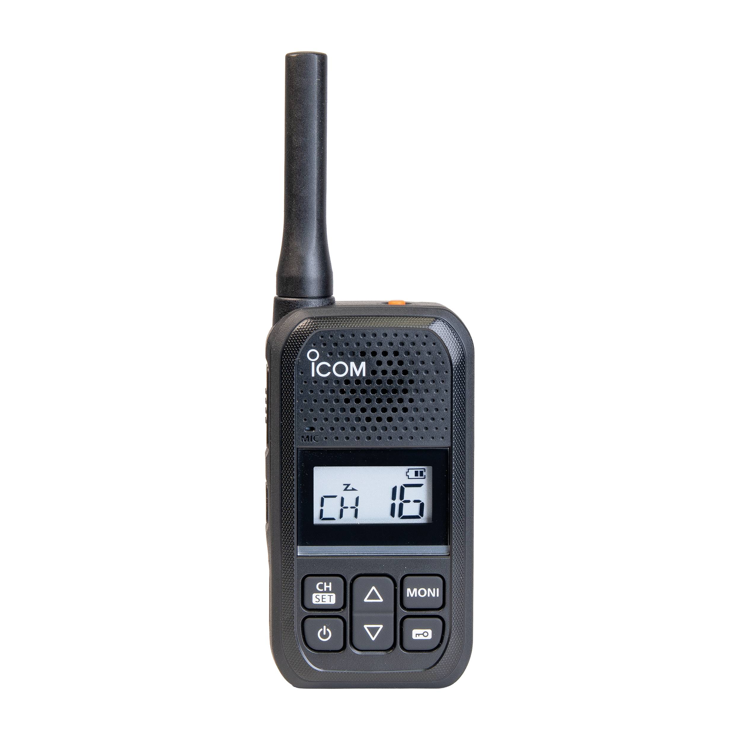 Schwarzes tragbares ICOM-Funkgerät mit Antenne, kleiner Bildschirm zeigt Kanal 16 an, und Steuertasten auf weißem Hintergrund.