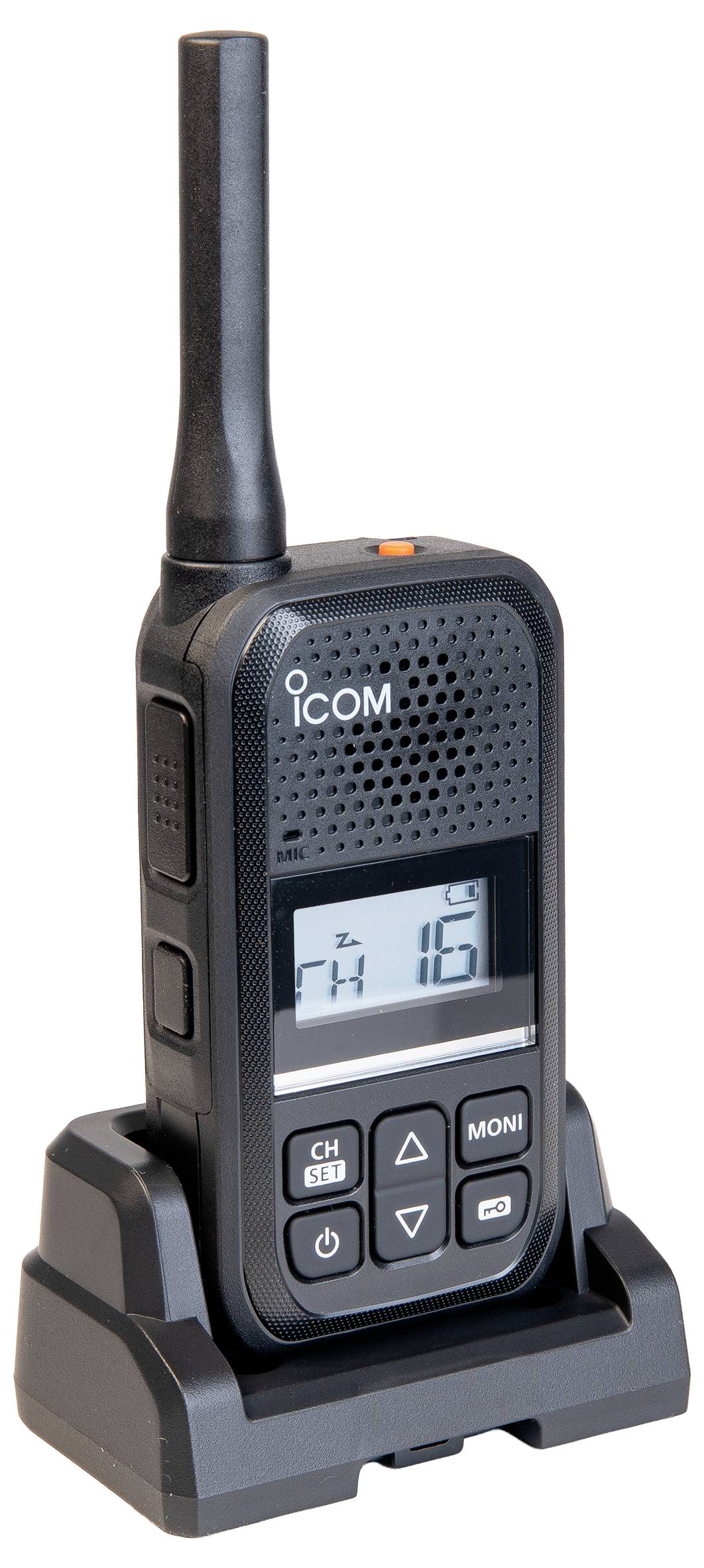 Schwarzes tragbares Icom-Funkgerät mit Antenne, das aufrecht in einer Ladestation steht.