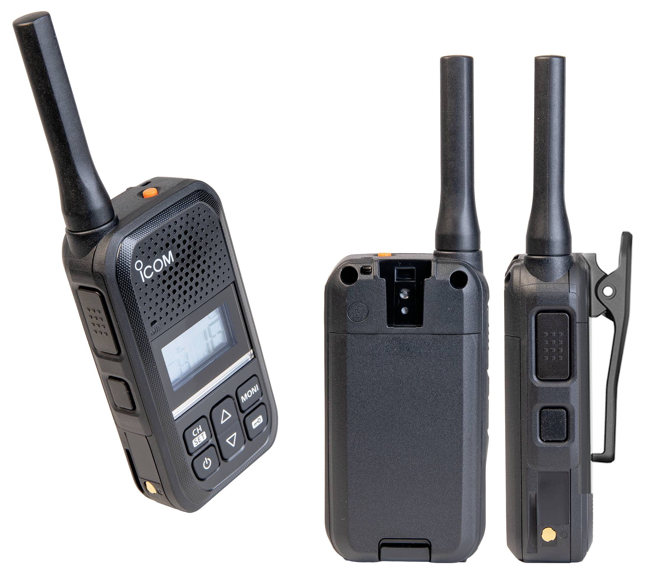 Drei Ansichten eines tragbaren Icom-Funkgeräts mit langer Antenne, die Vorder-, Rück- und Seitenclip auf weißem Hintergrund zeigen.