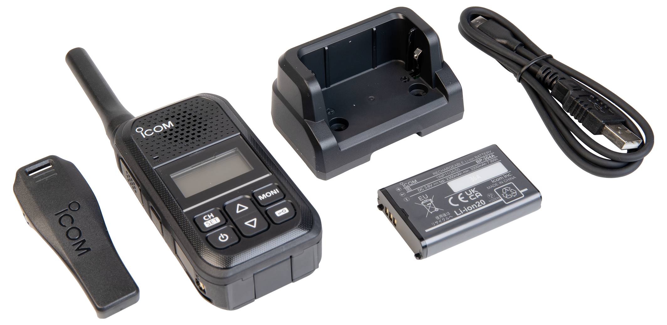 Kabelloses ICOM-Handsprechfunkgerät-Set mit Ladestation, Akku, Gürtelclip und Stromkabel auf weißem Hintergrund