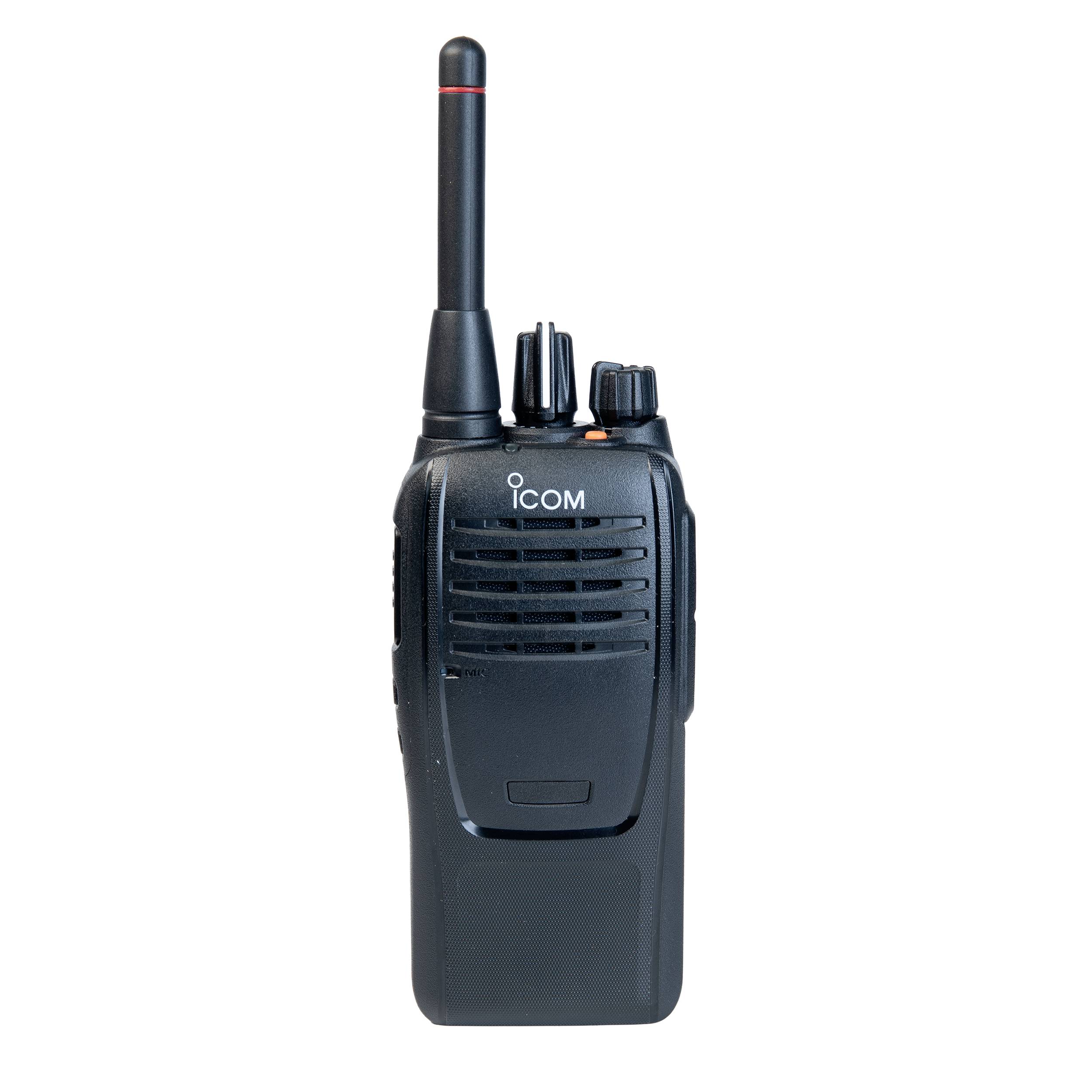 Schwarzes tragbares Icom-Funkgerät mit Antenne und Bedienreglern, Vorderansicht auf weißem Hintergrund.
