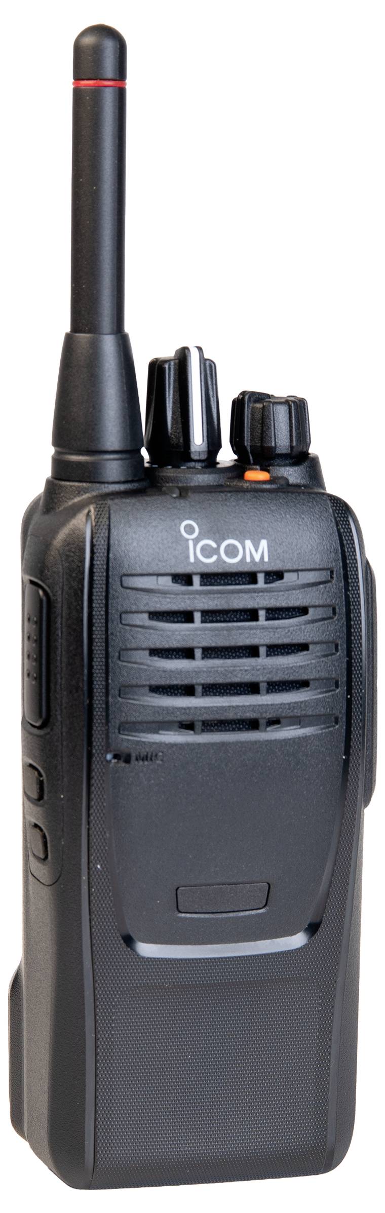 Schwarzes ICOM-Handsprechfunkgerät mit Antenne und oberen Bedienreglern, fotografiert vor einem einfachen weißen Hintergrund.