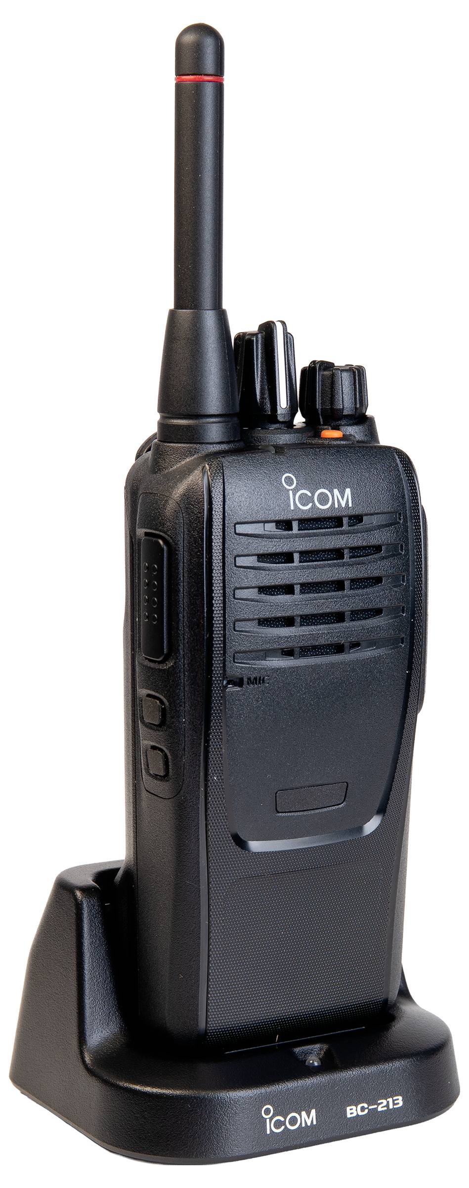 Schwarzes tragbares Icom-Funkgerät auf einer Ladestation mit Antenne und Drucktasten.