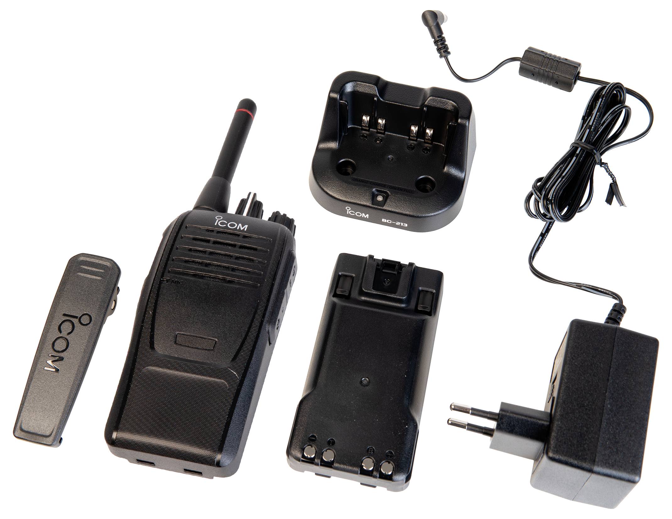 Icom-Funkgerät-Set mit tragbarem Funkgerät, Gürtelclip, Akku, Ladestation und Netzteil mit Kabel.