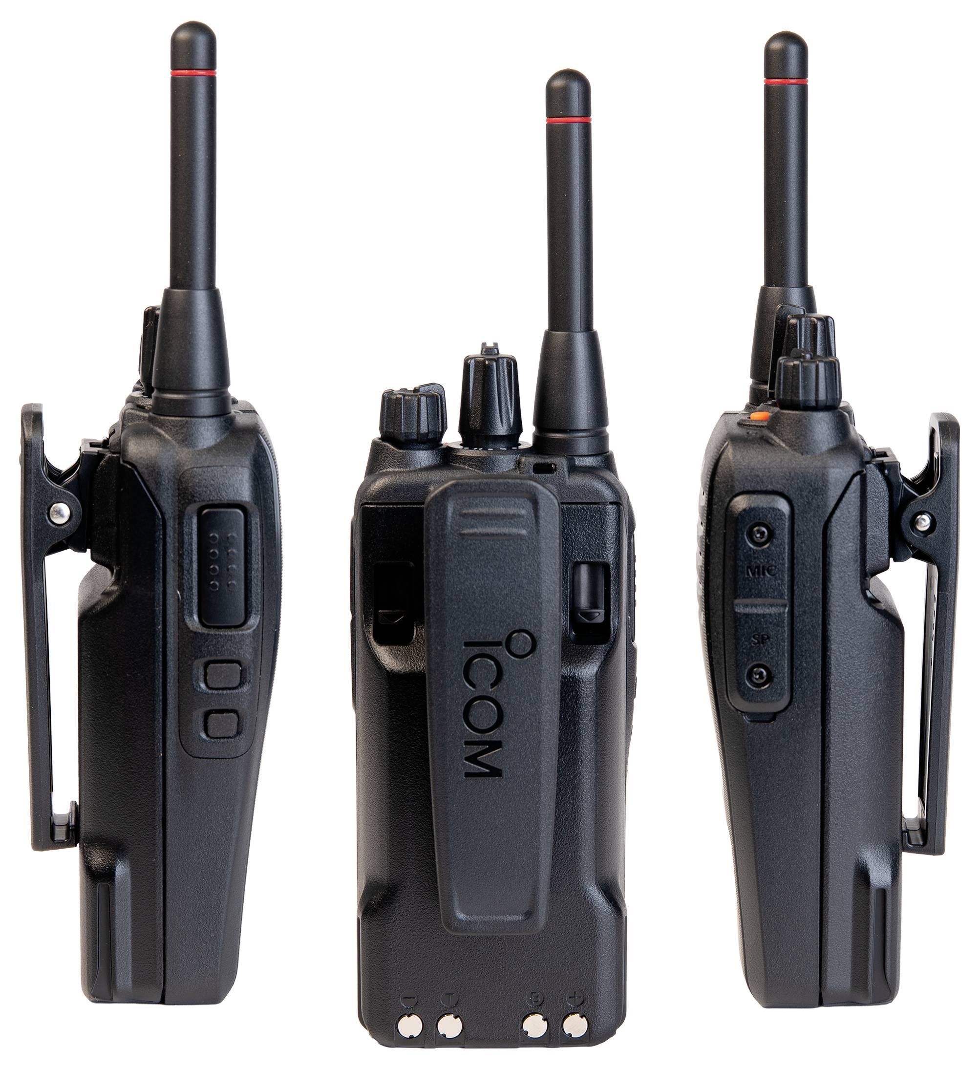 Drei Ansichten eines schwarzen ICOM Zweiwegeradios mit Antenne und Gürtelclip, dargestellt vor weißem Hintergrund.