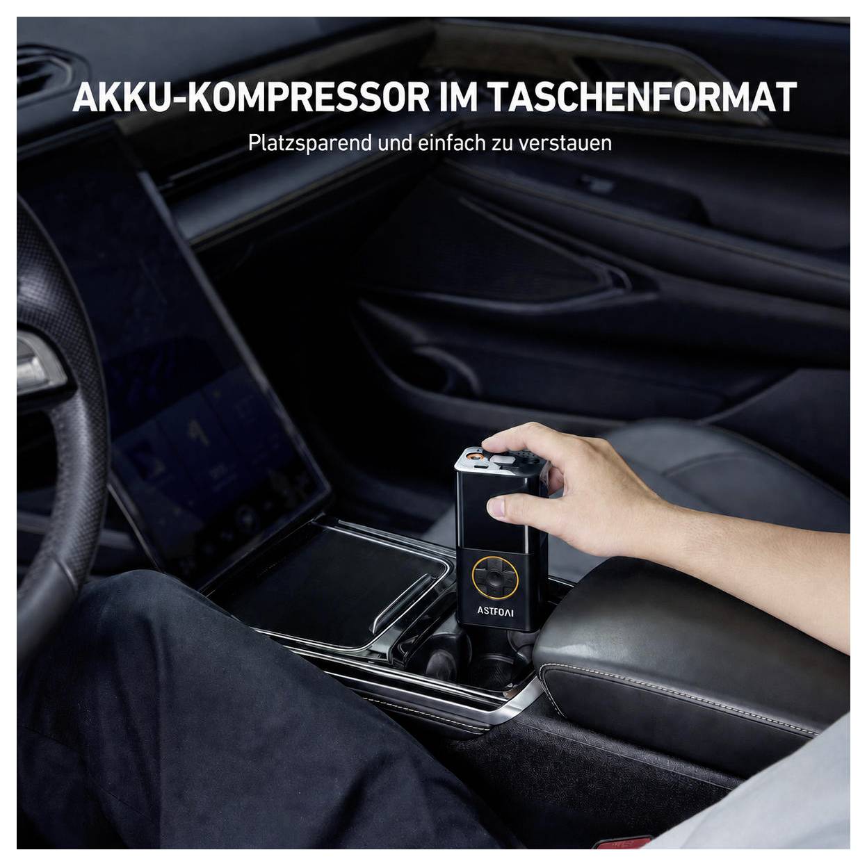Hand hält einen kompakten Akku-Luftkompressor in einer Autokonsole; der Text besagt „AKKU-KOMPRESSOR IM TASCHENFORMAT" und „Platzsparend und einfach zu verstauen".