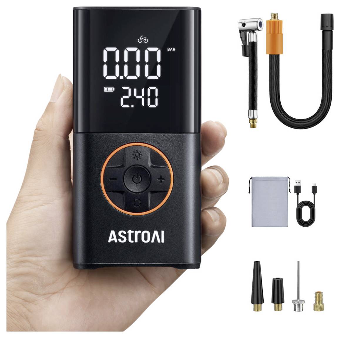 Tragbarer AstroAI digitaler Luftkompressor in einer Hand gehalten, mit LCD-Druckanzeige und beigefügtem Schlauch, Tasche, USB-Kabel und Düsenadaptern daneben abgebildet.