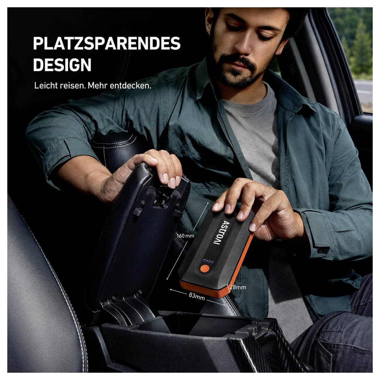 Mann platziert einen kompakten schwarz-orangefarbenen Staubsauger in einer Autositzspalte, mit deutschem Text „PLATZSPARENDES DESIGN" und „Leicht reisen. Mehr entdecken." zur Demonstration des platzsparenden Designs.
