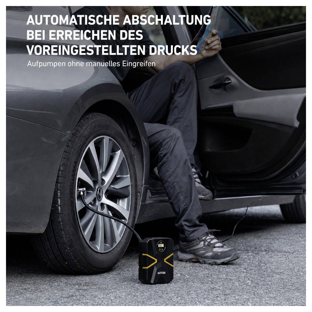 Autoreifen wird von einem tragbaren Kompressor neben einer offenen Autotür aufgepumpt, mit deutschem Text: "Automatische Abschaltung bei voreingestelltem Druck" und "Aufpumpen ohne manuelle Eingriffe".