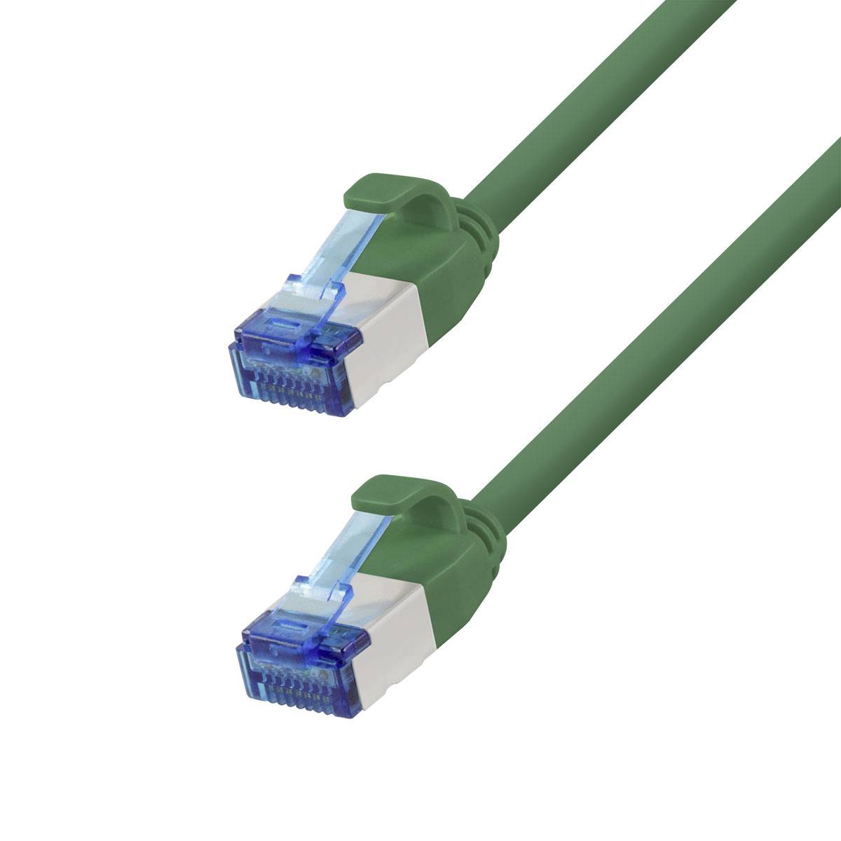 Zwei grüne Ethernet-Kabelanschlüsse auf weißem Hintergrund, jeweils mit einem transparenten blauen RJ45-Stecker.