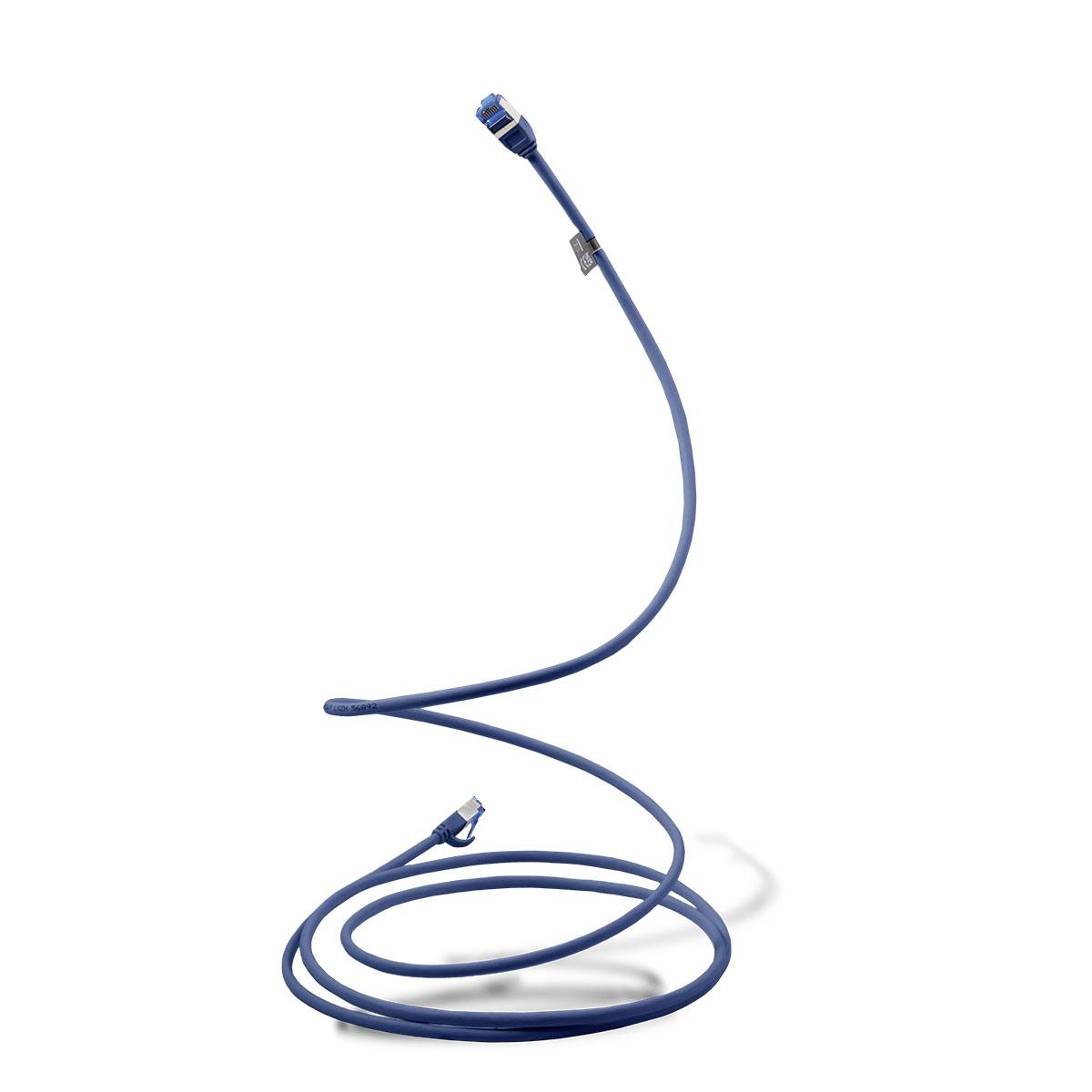 Blaues Ethernet-Netzwerkkabel, das in einer Schleife aufgerollt ist, mit einem Stecker, der auf weißem Hintergrund aufrecht steht.