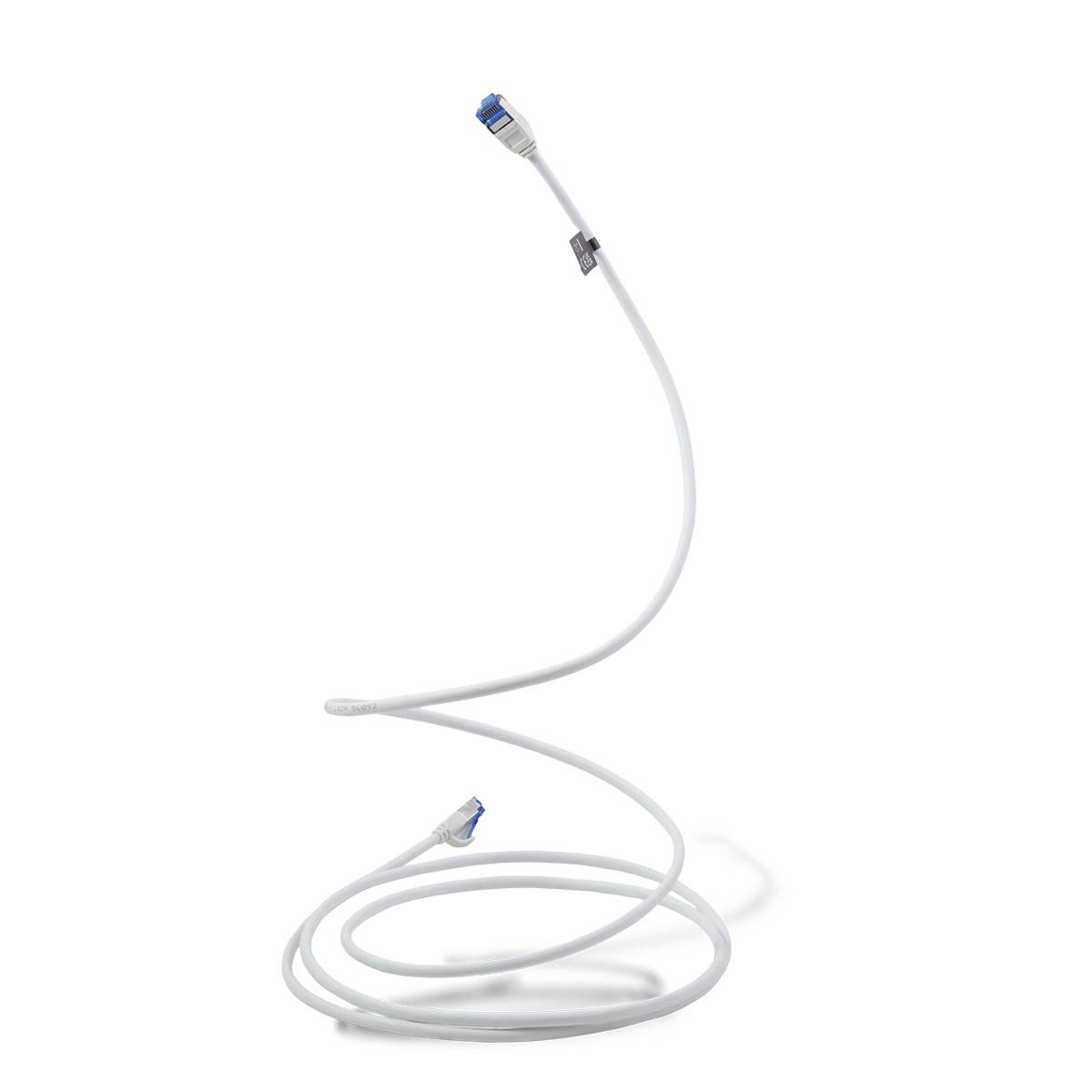 Weißes Ethernet-Kabel aufgewickelt auf einfachem Hintergrund, mit sichtbaren RJ45-Steckern an beiden Enden.