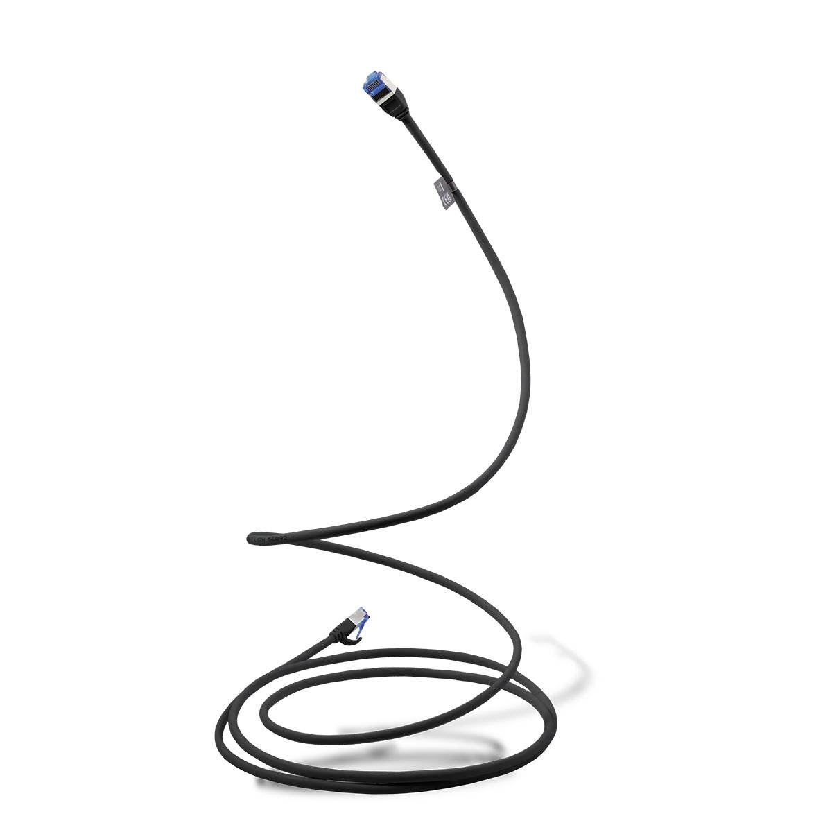 Aufgerolltes schwarzes Ethernet-Kabel mit blauen Steckern auf weißem Hintergrund.