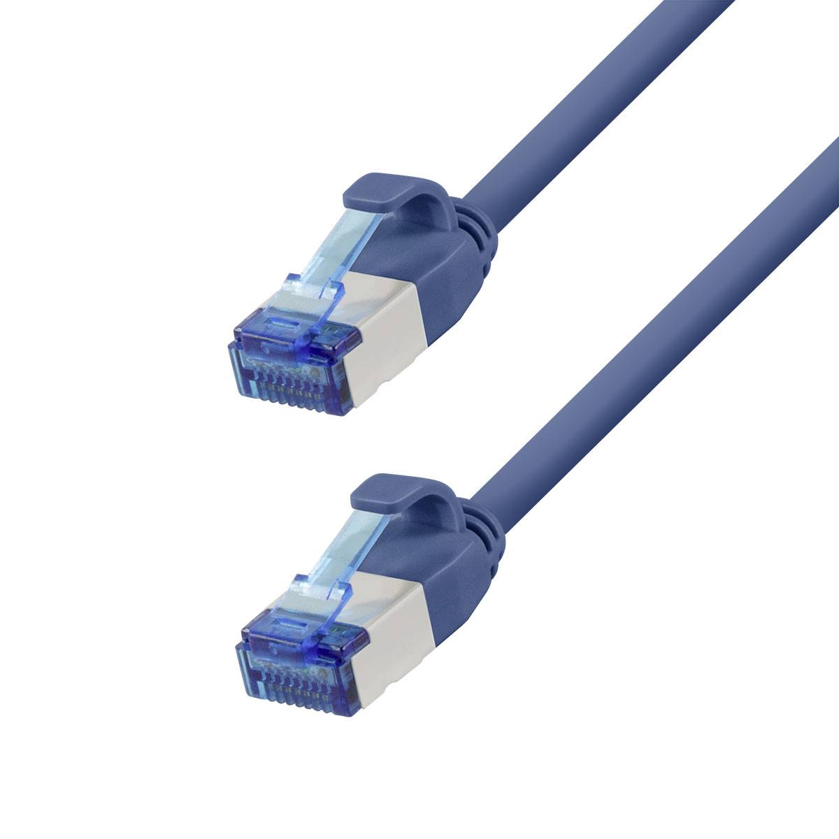Zwei blaue Ethernet-Kabel mit RJ45-Steckern auf weißem Hintergrund dargestellt.