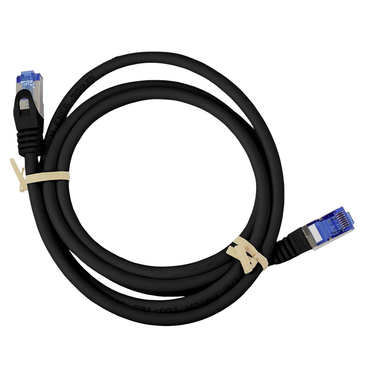 Aufgewickeltes schwarzes Ethernet-Kabel mit blauen RJ45-Anschlüssen an beiden Enden, gebunden mit beigen Bändern auf weißem Hintergrund.