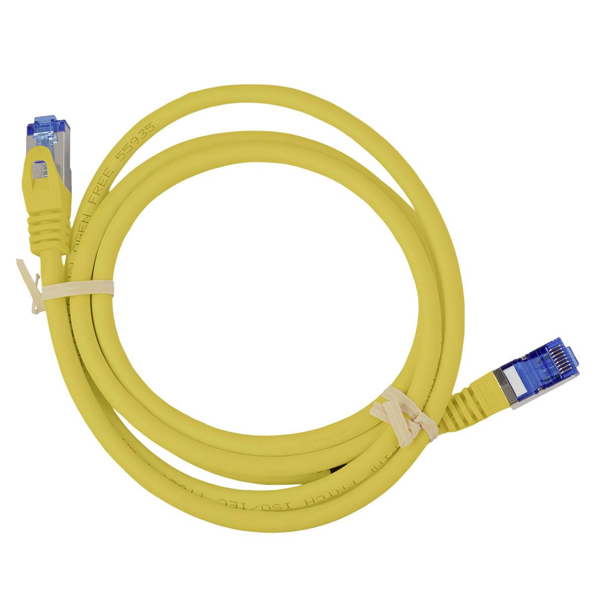 Aufgerolltes gelbes Ethernet-Kabel mit blauen RJ45-Steckern an beiden Enden